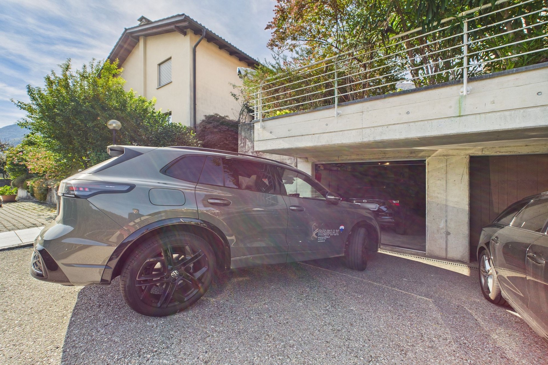 Zufahrt mit Garage und Wohnhaus