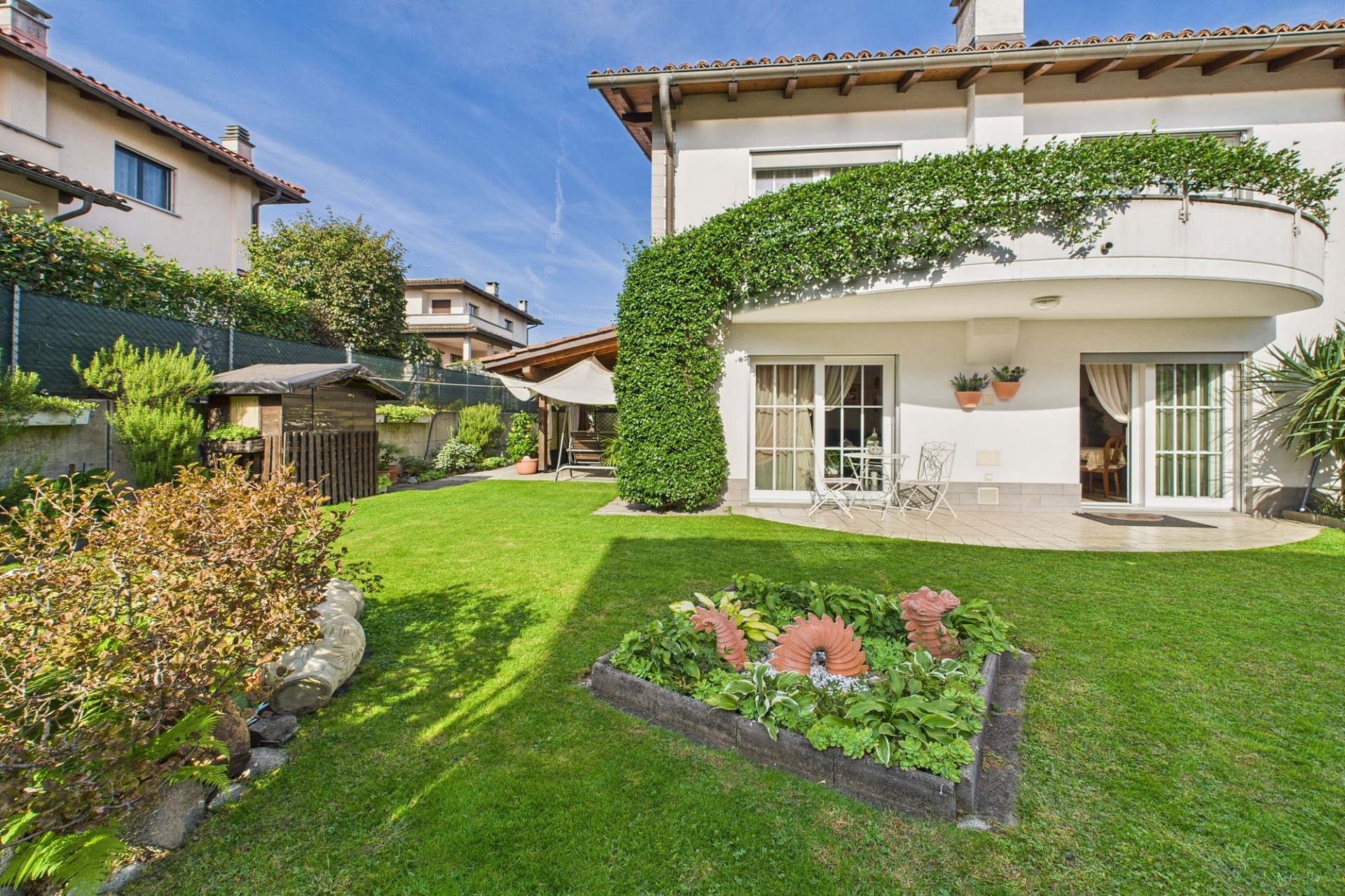 Großer Garten mit mediterranem Wohnhaus