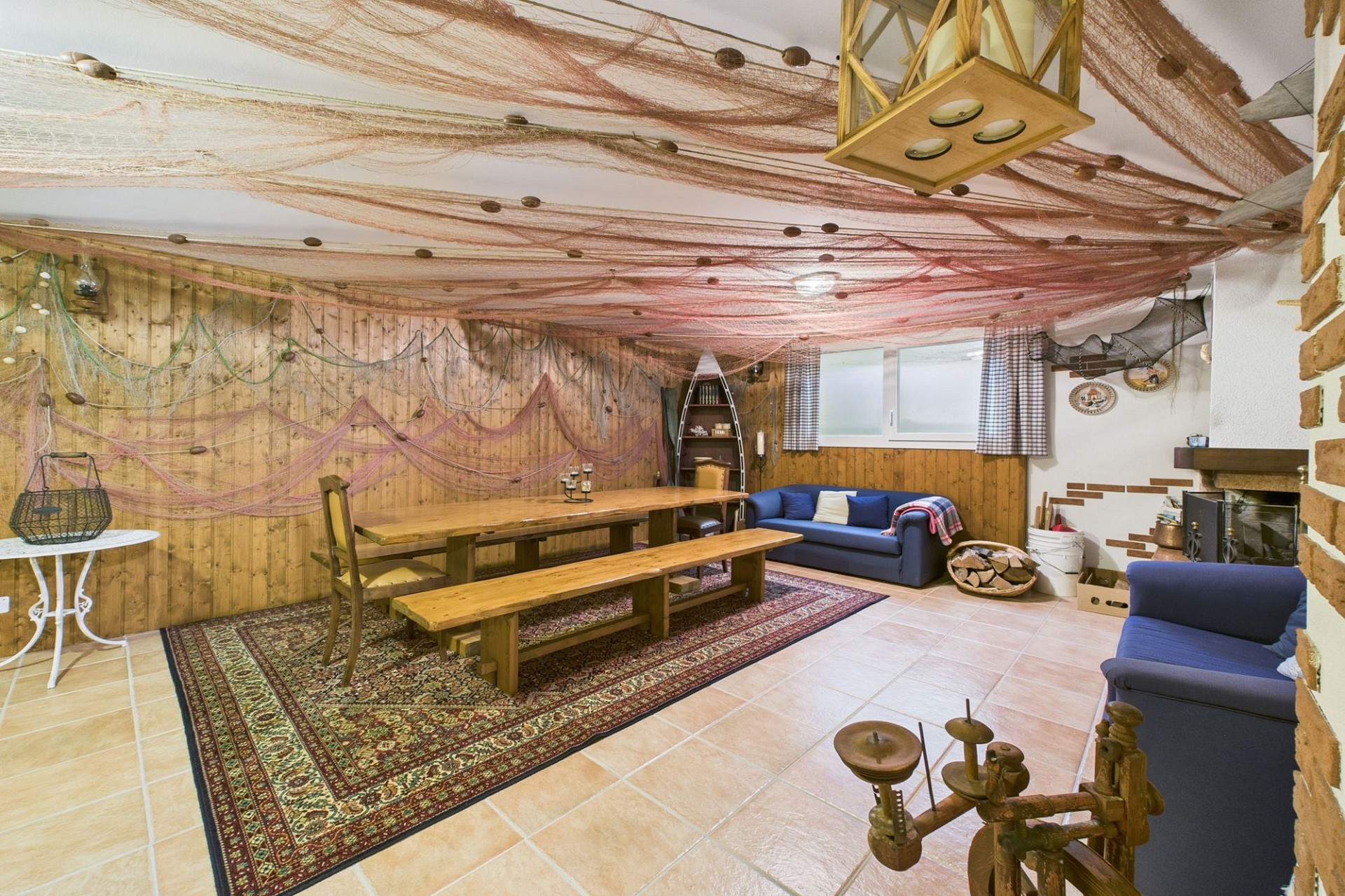 Gemütlicher rustikaler Aufenthaltsraum mit Esstisch und Sofas