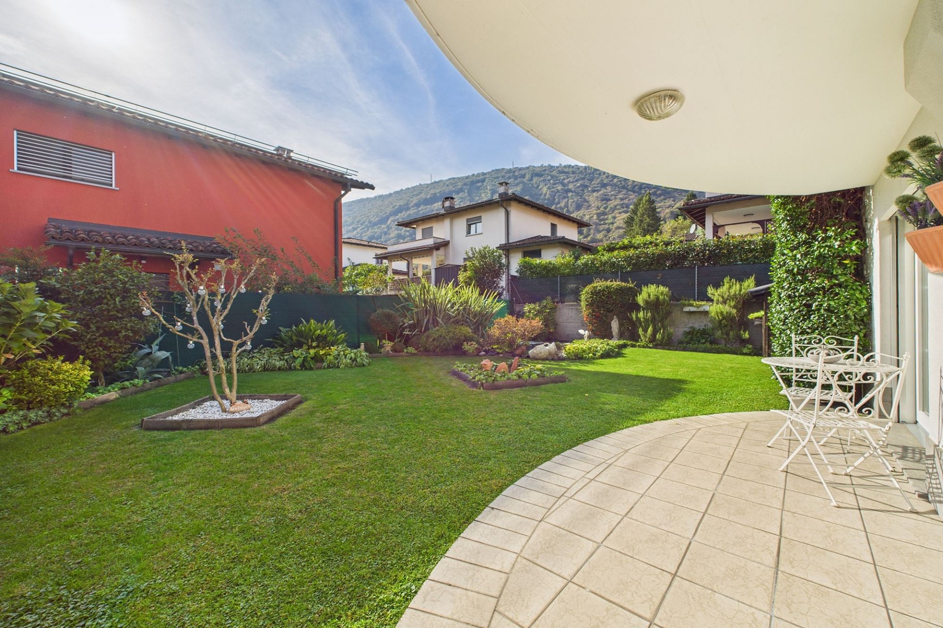 Gepflegter Garten mit Terrasse und Bergblick