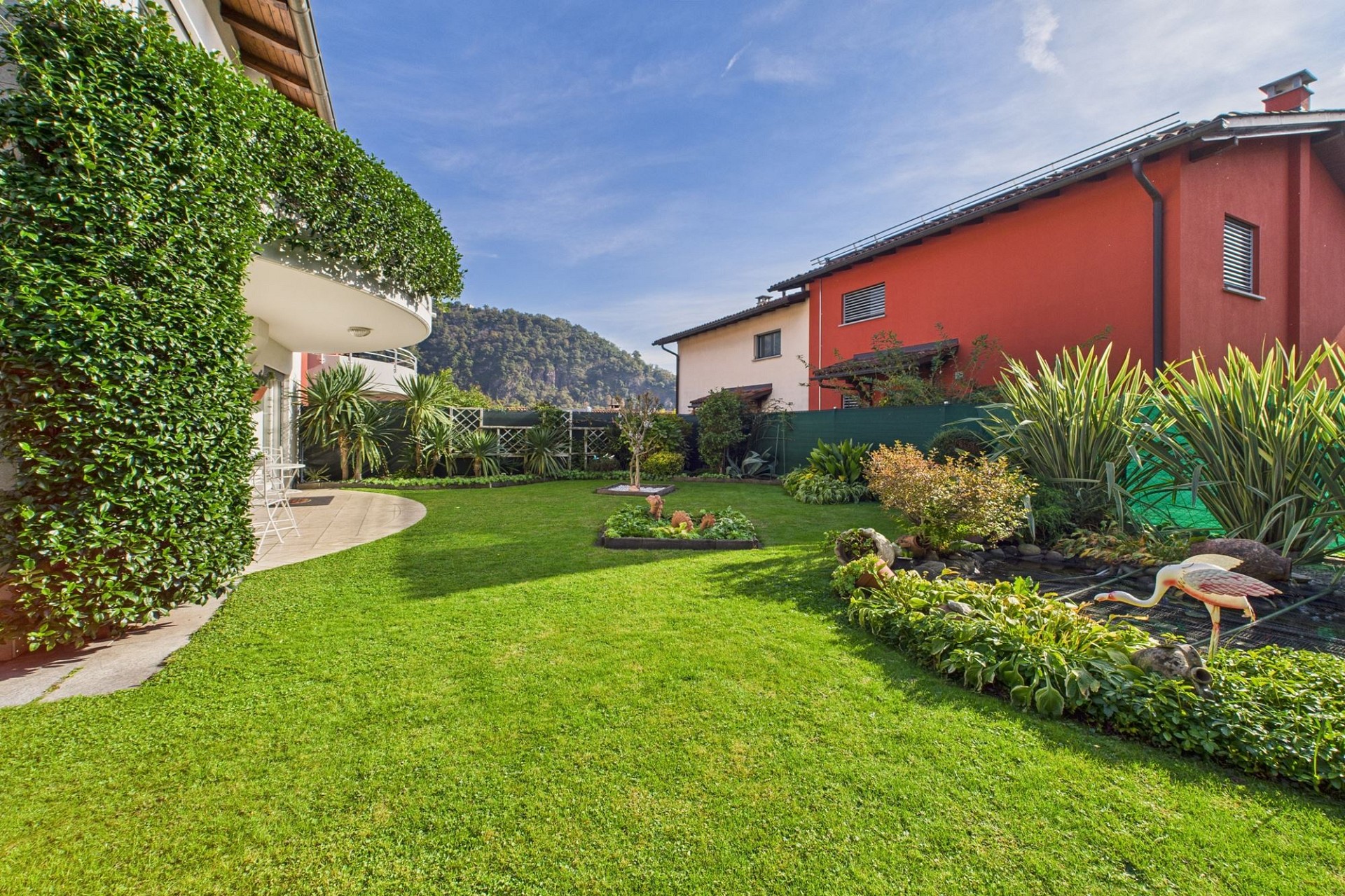 Großer Garten mit mediterranem Flair