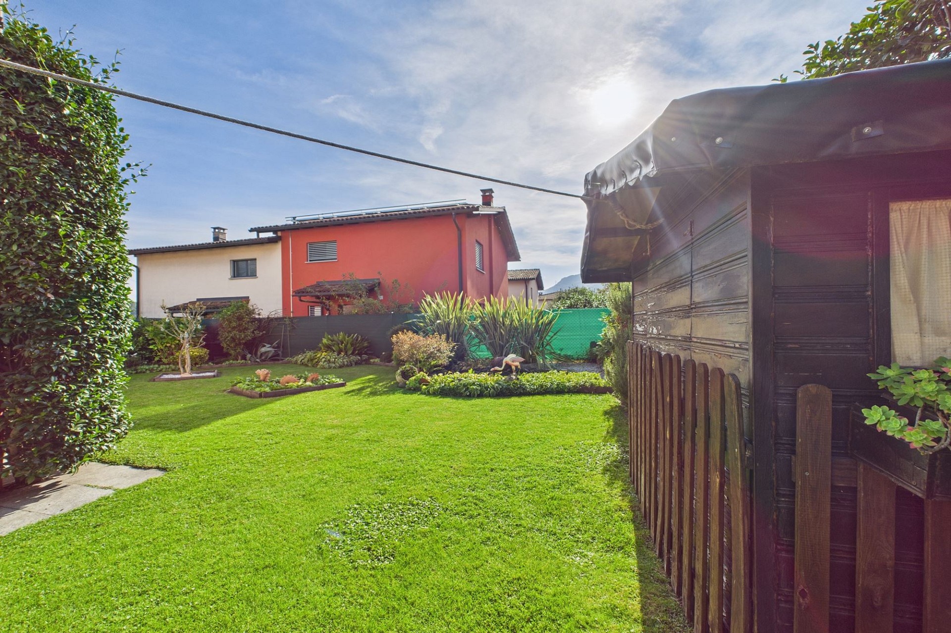 Gepflegter Garten mit Wohnhäusern