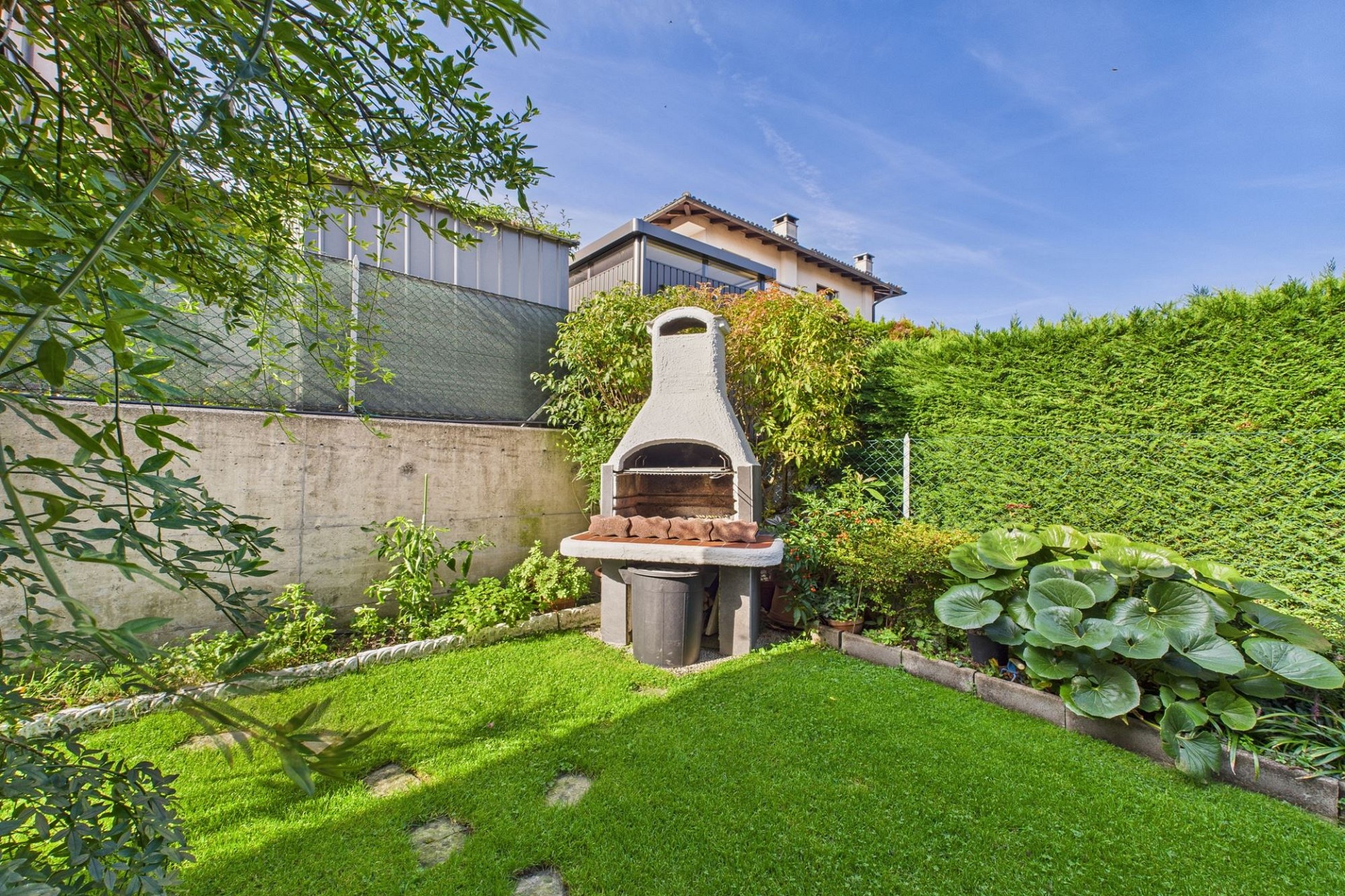 Garten mit gemauertem Grill