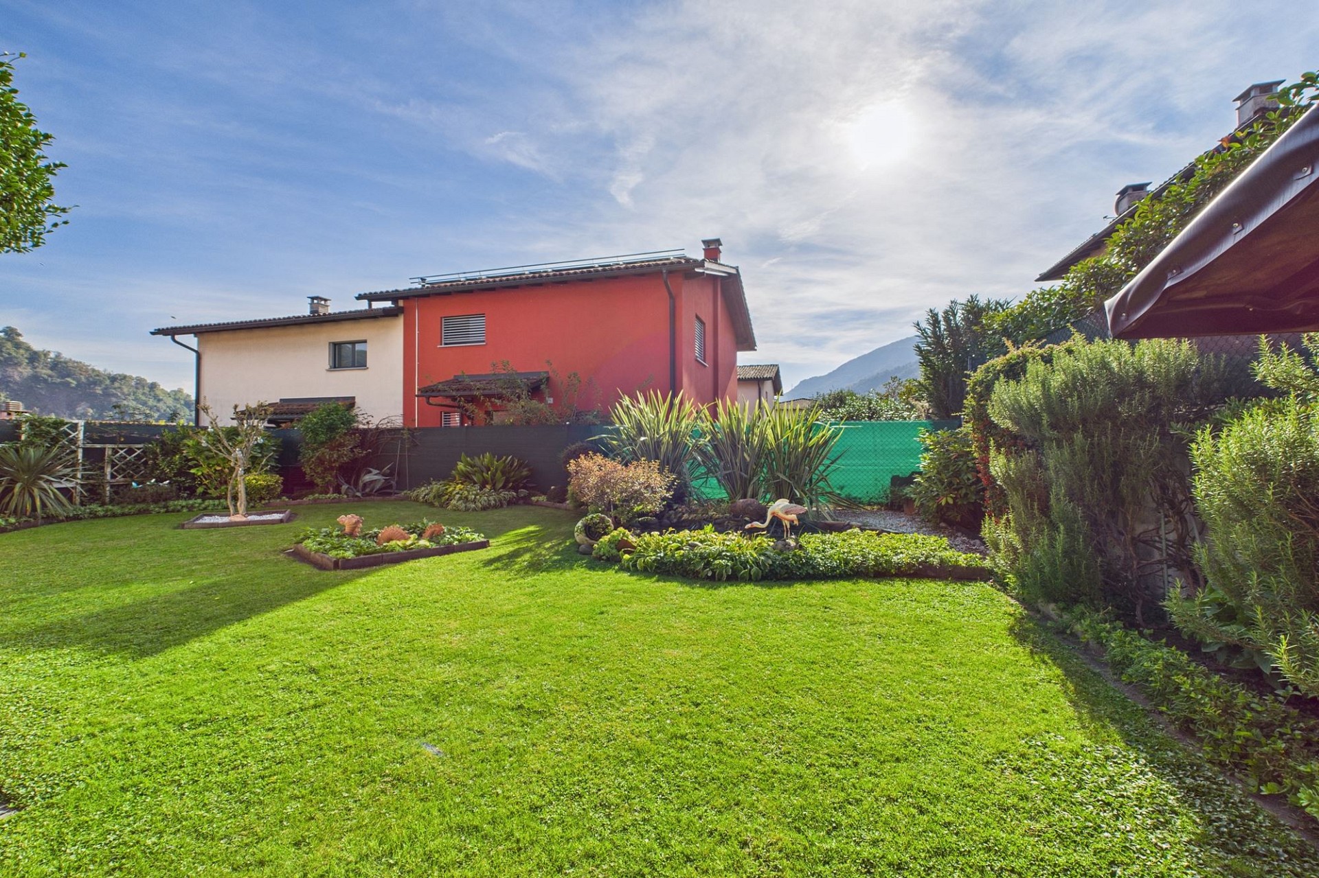 Großer Garten mit Blick auf das Haus
