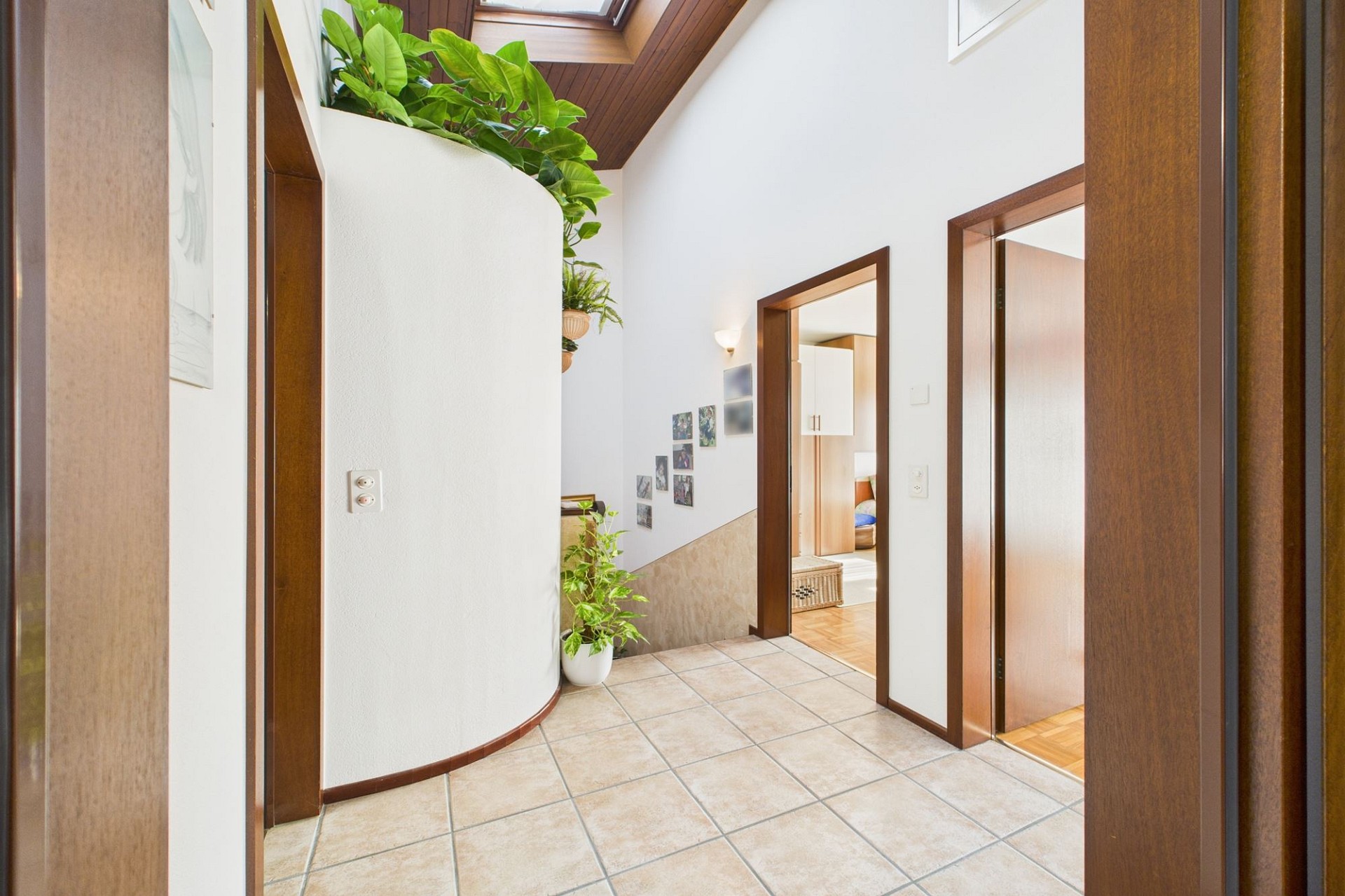 Heller Flur mit Treppe und Holzdetails