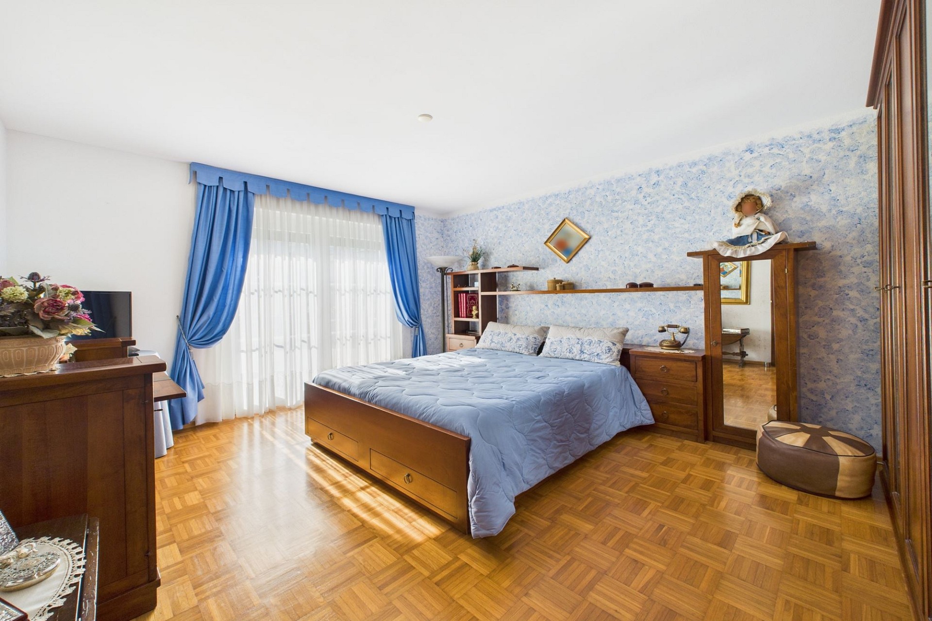 Schlafzimmer mit Balkonlicht