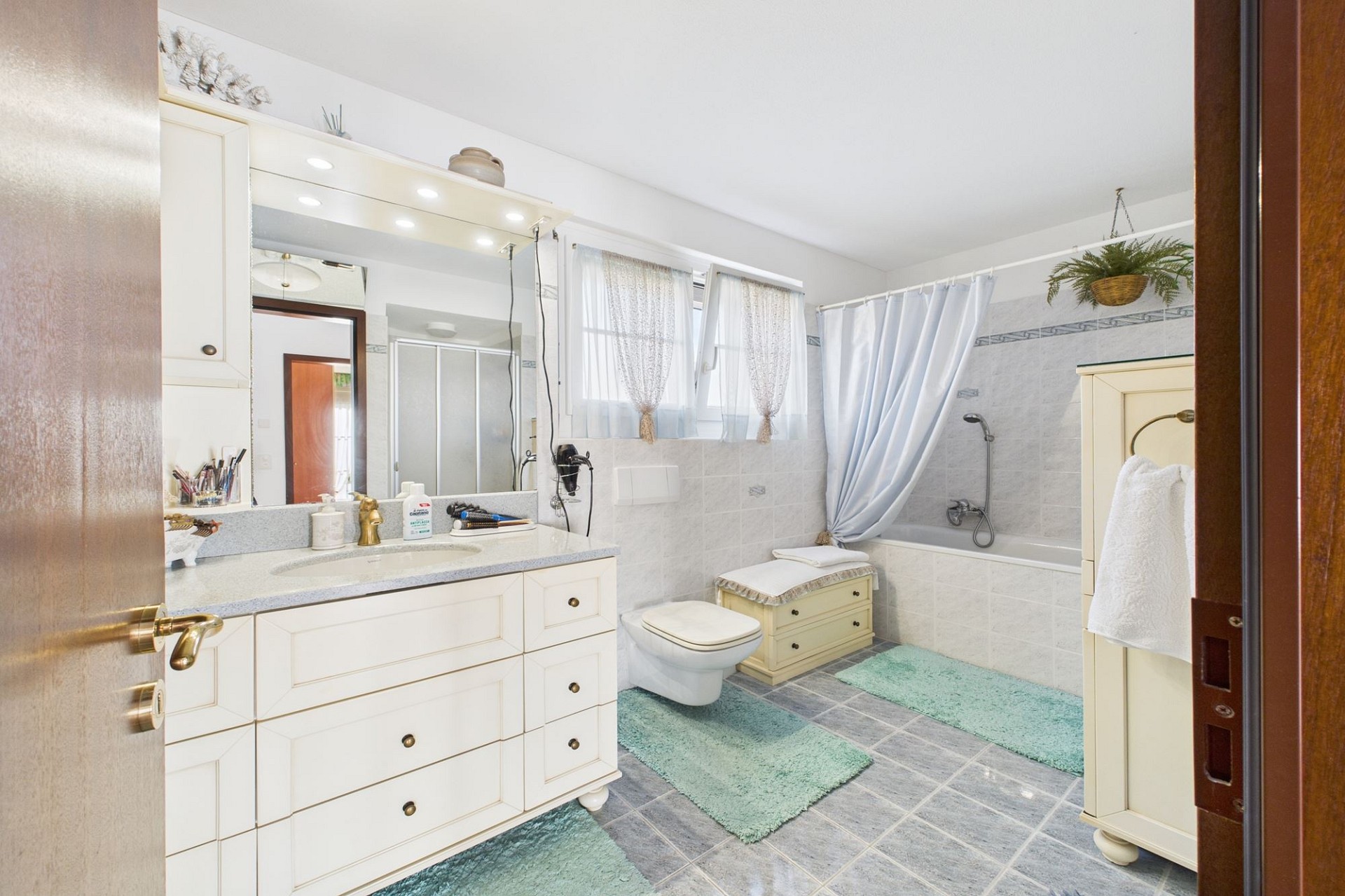 Helles Badezimmer mit Badewanne und Waschtisch