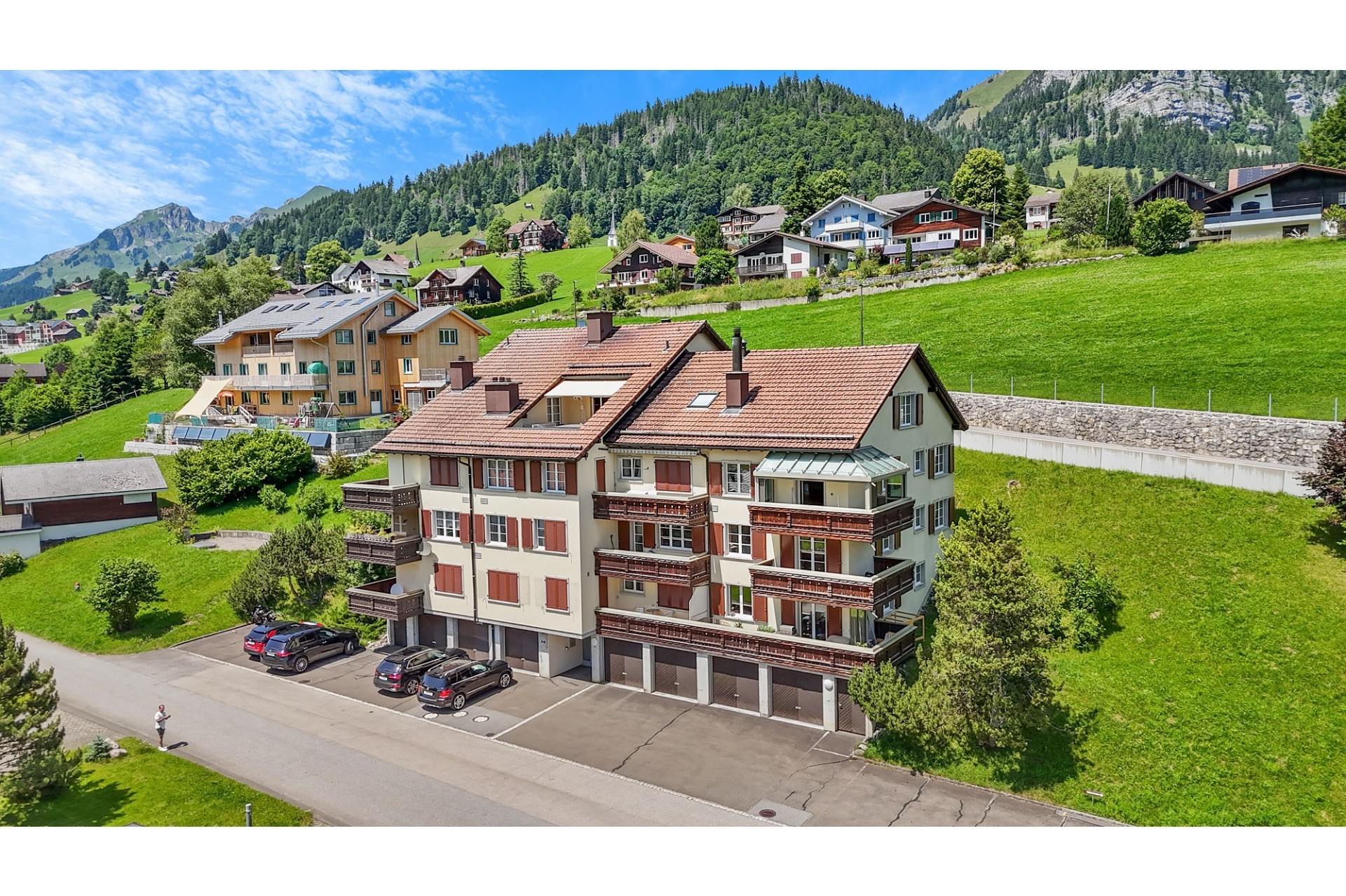Alpenwohnung mit Blick auf Berge und Grünanlagen