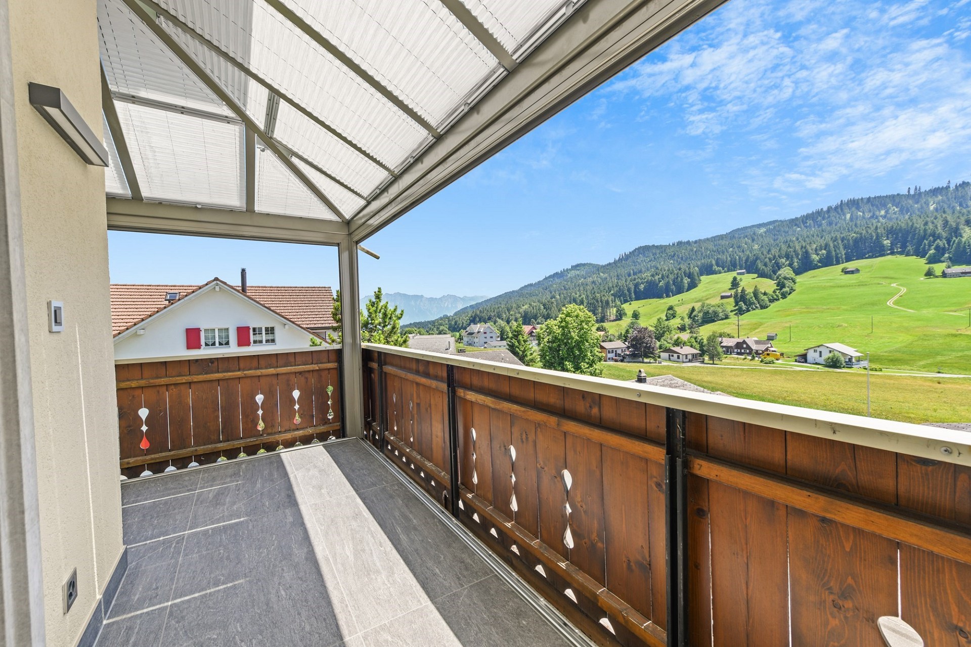 Überdachter Balkon mit Bergblick