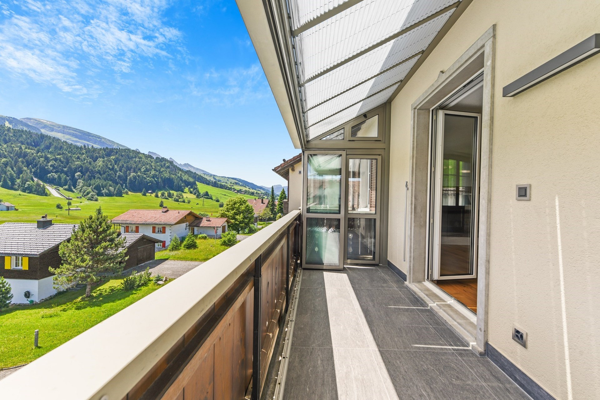 Balkon mit Bergblick