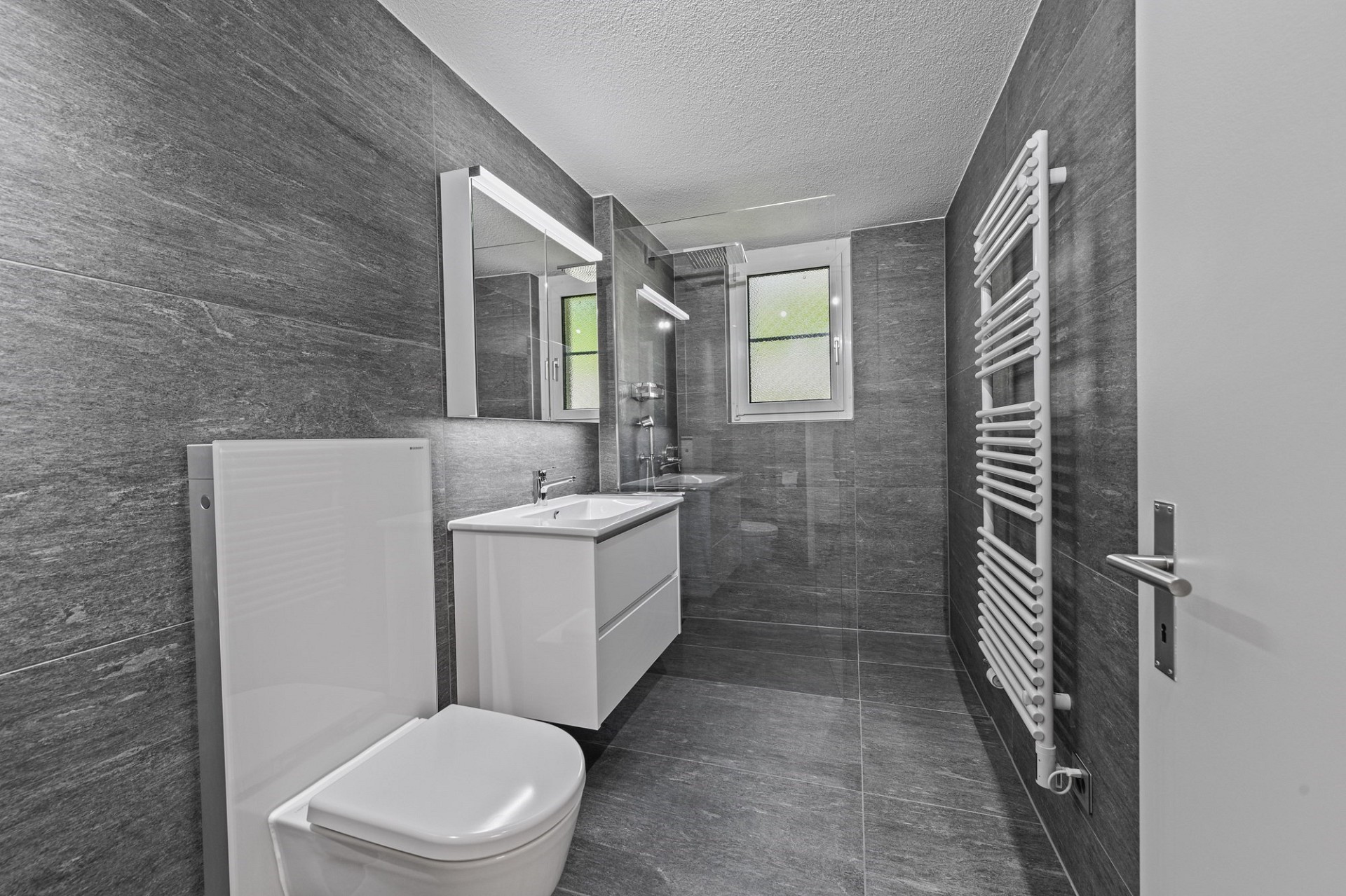 Modernes Bad mit WC und Walk-in-Duschbereich