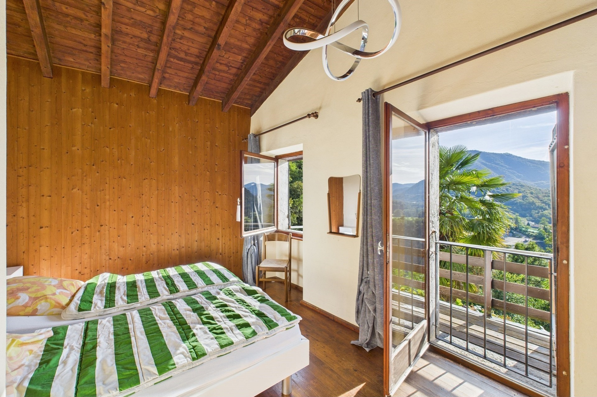 Schlafzimmer mit Balkonblick