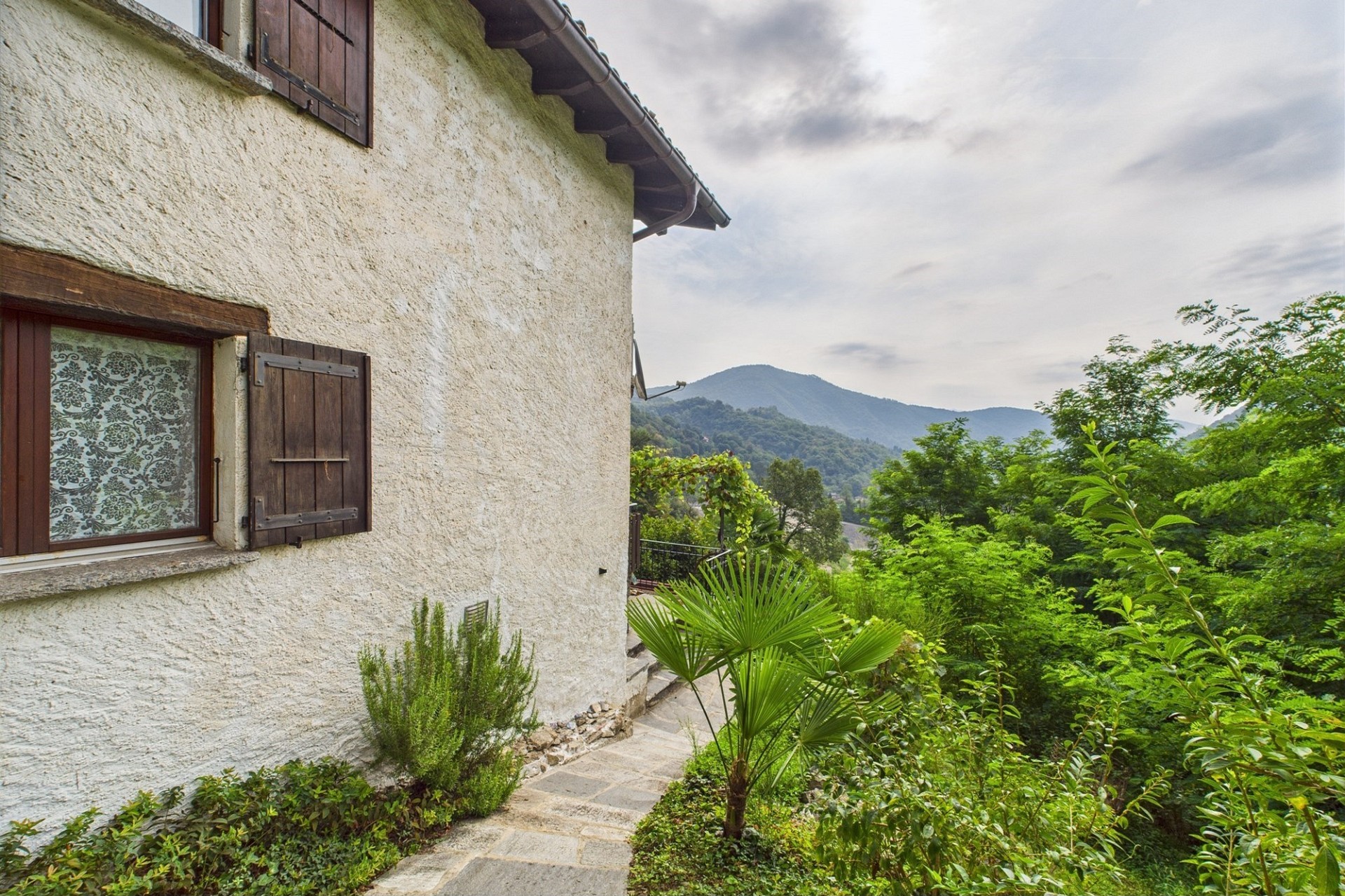Haus mit Bergblick und Garten
