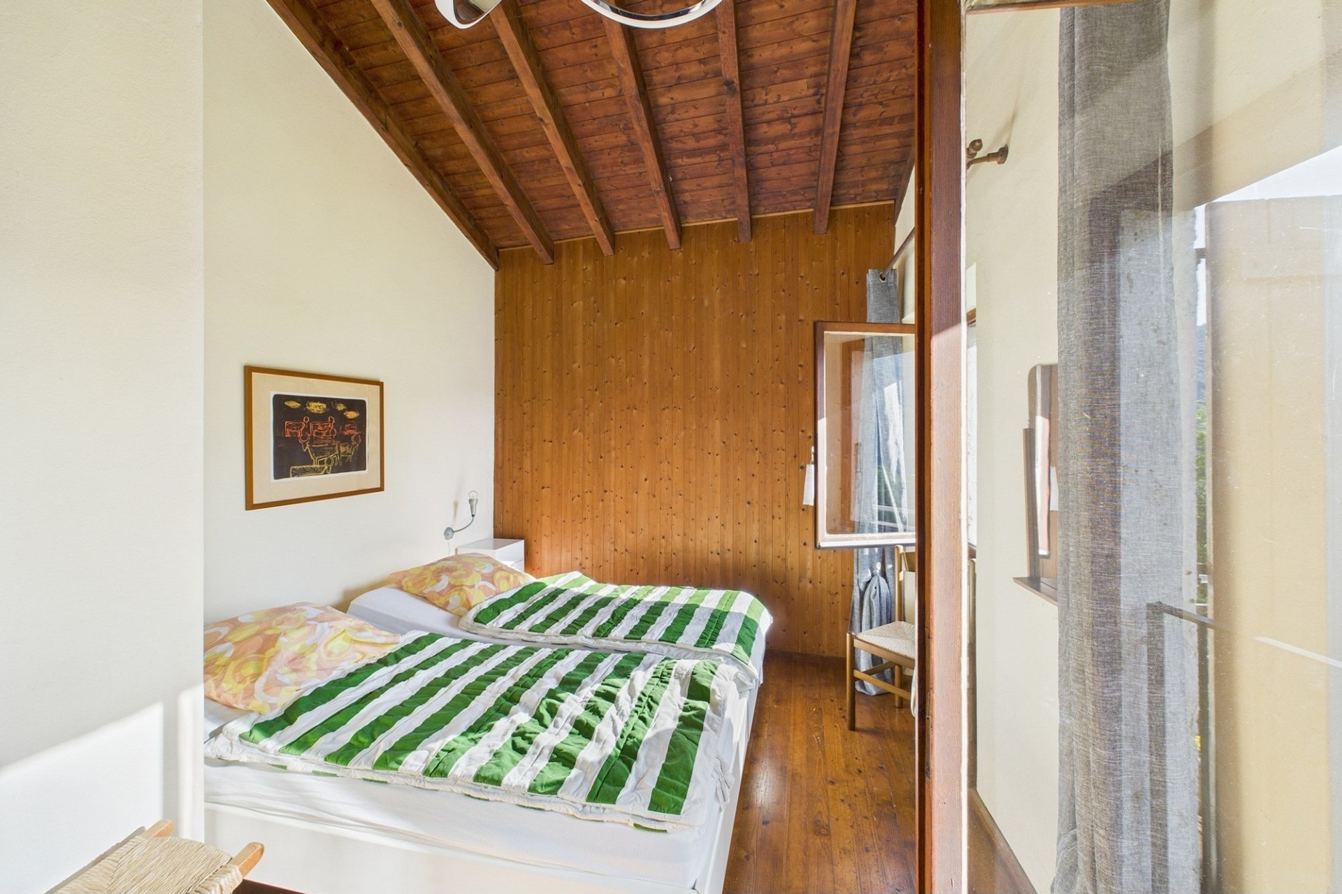 Schlafzimmer mit Holzdecke