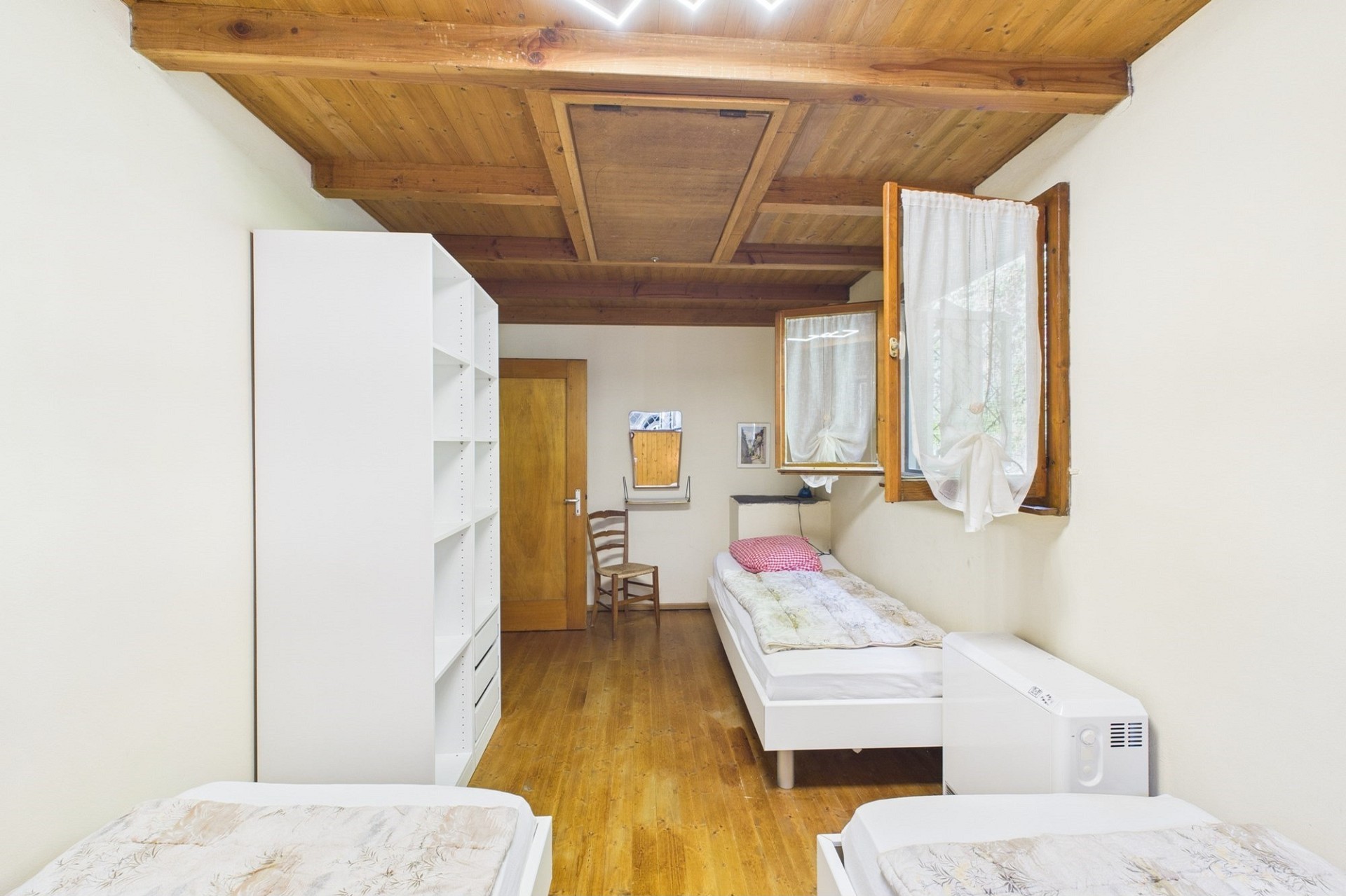 Kleines Schlafzimmer mit Holzbalkendecke