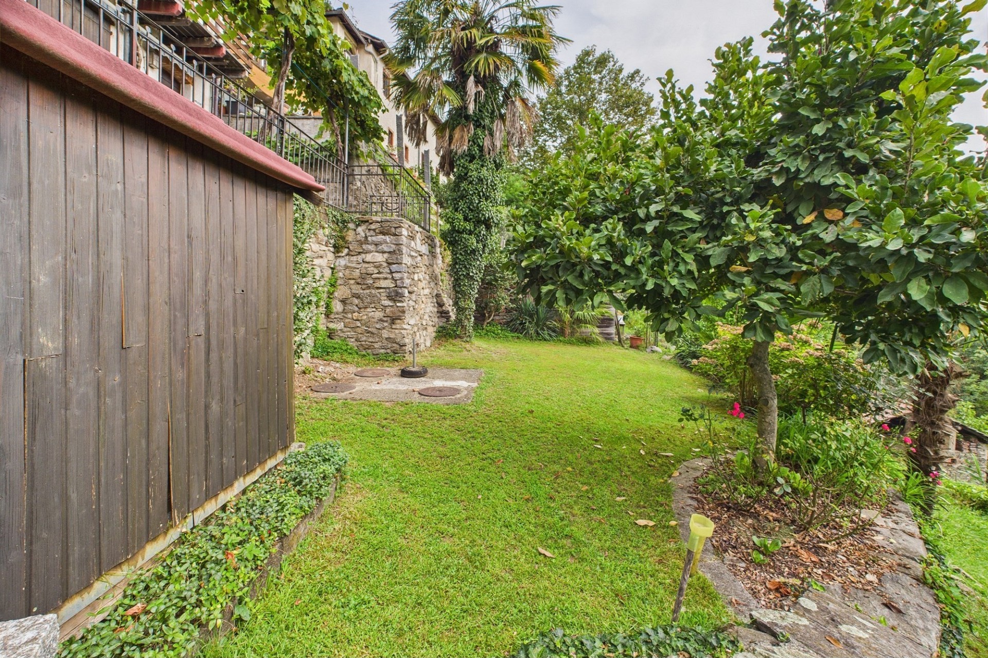Garten mit Hanglage und Holzschuppen