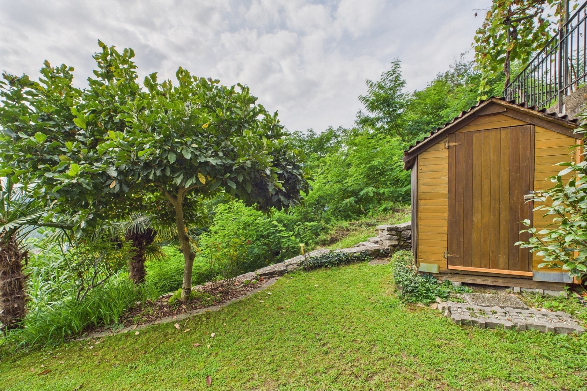 Garten mit Holzschuppen