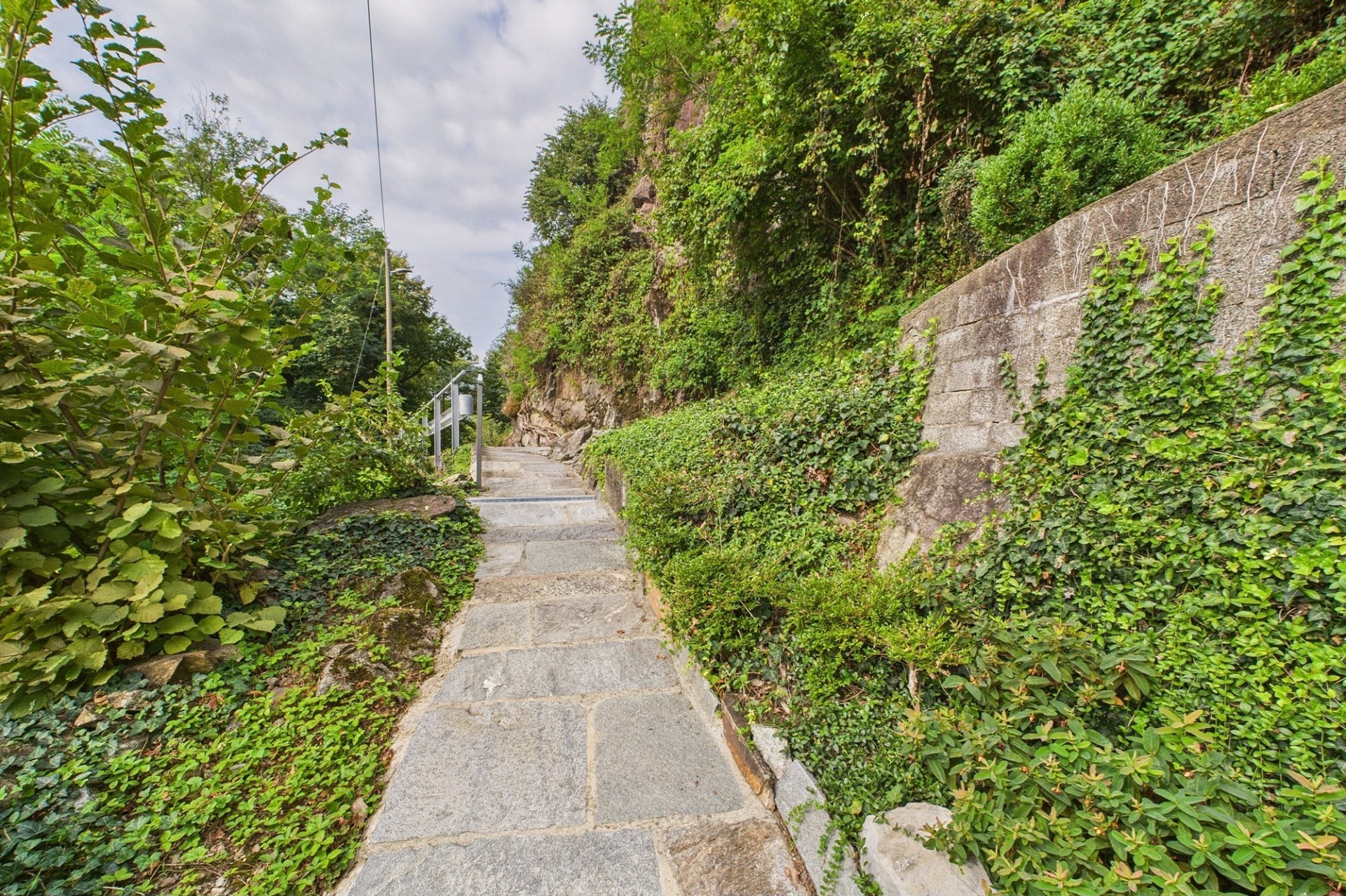 Steinweg an grüner Hanglage