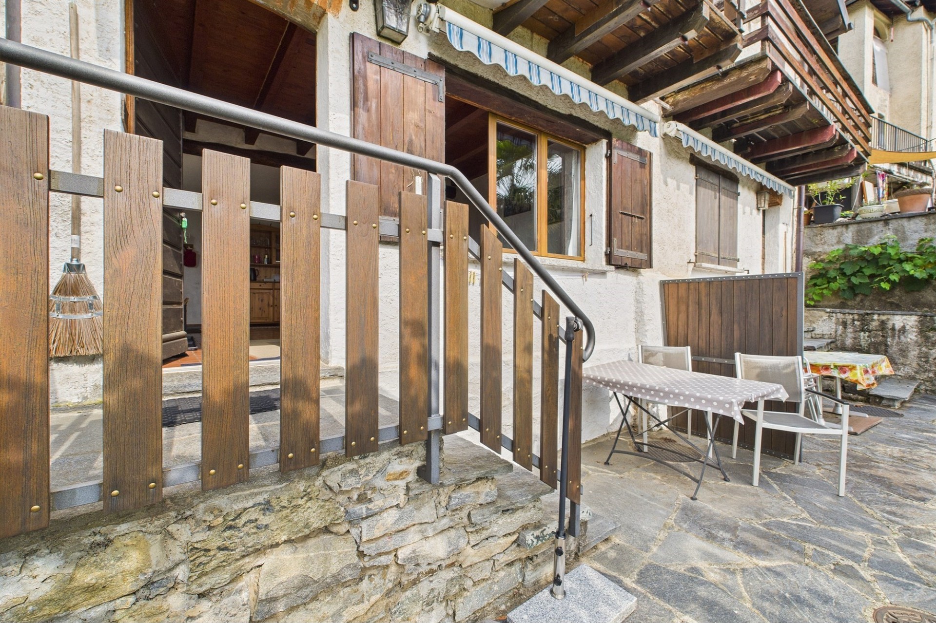 Außenbereich mit Terrasse und Treppenaufgang
