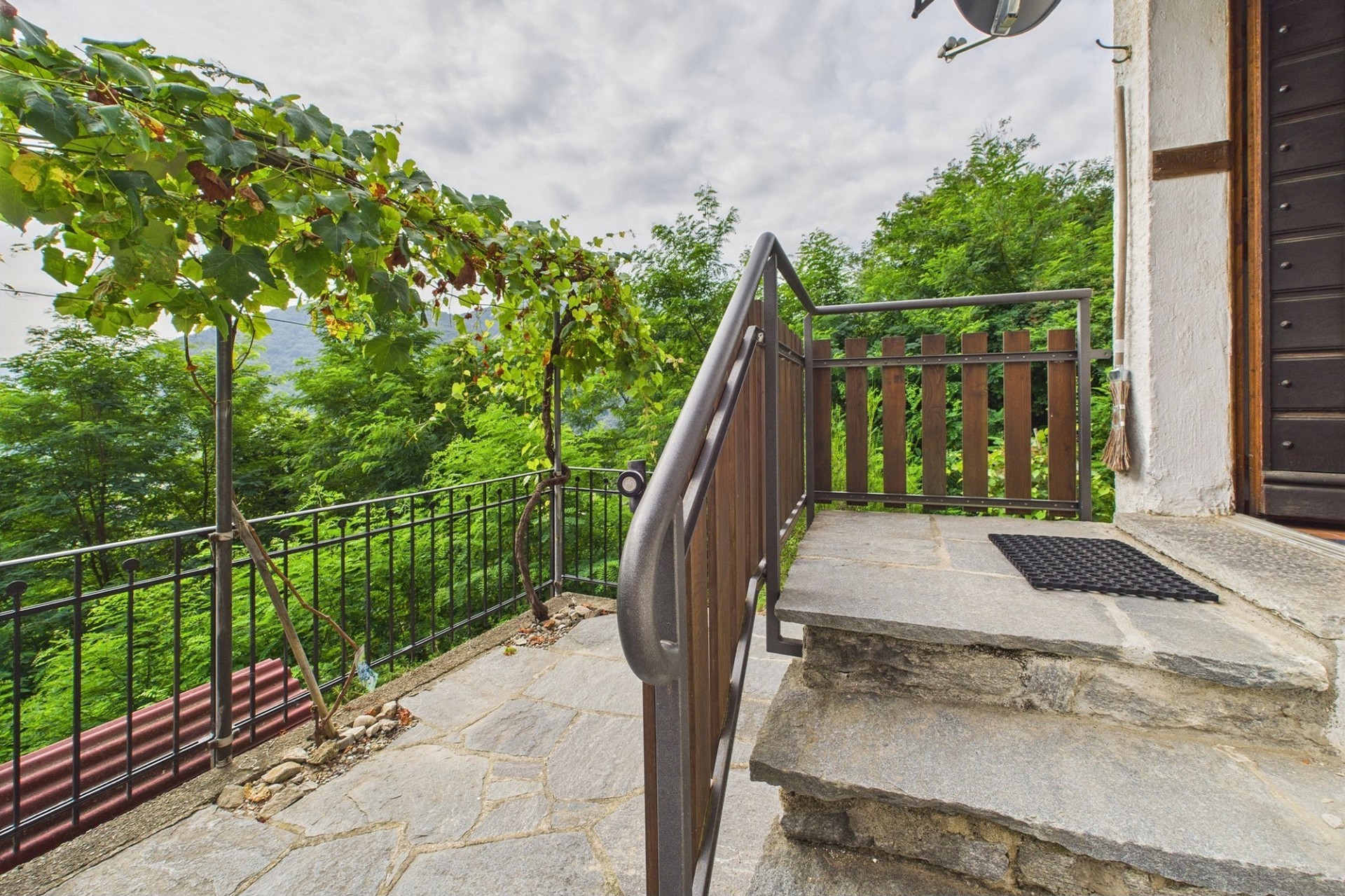 Balkon mit Naturstein und Gartenblick