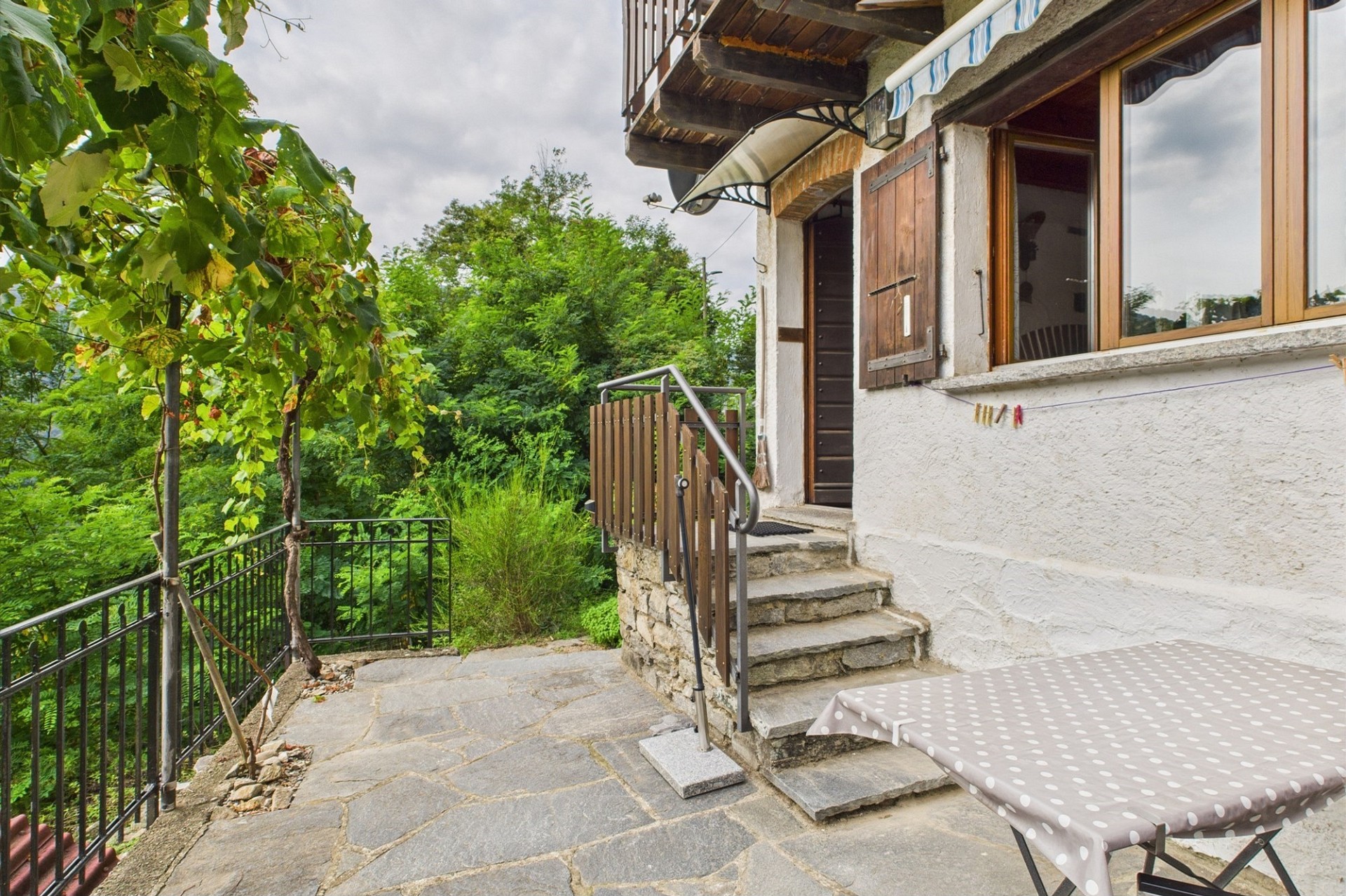 Hauszugang mit Terrasse im Grünen
