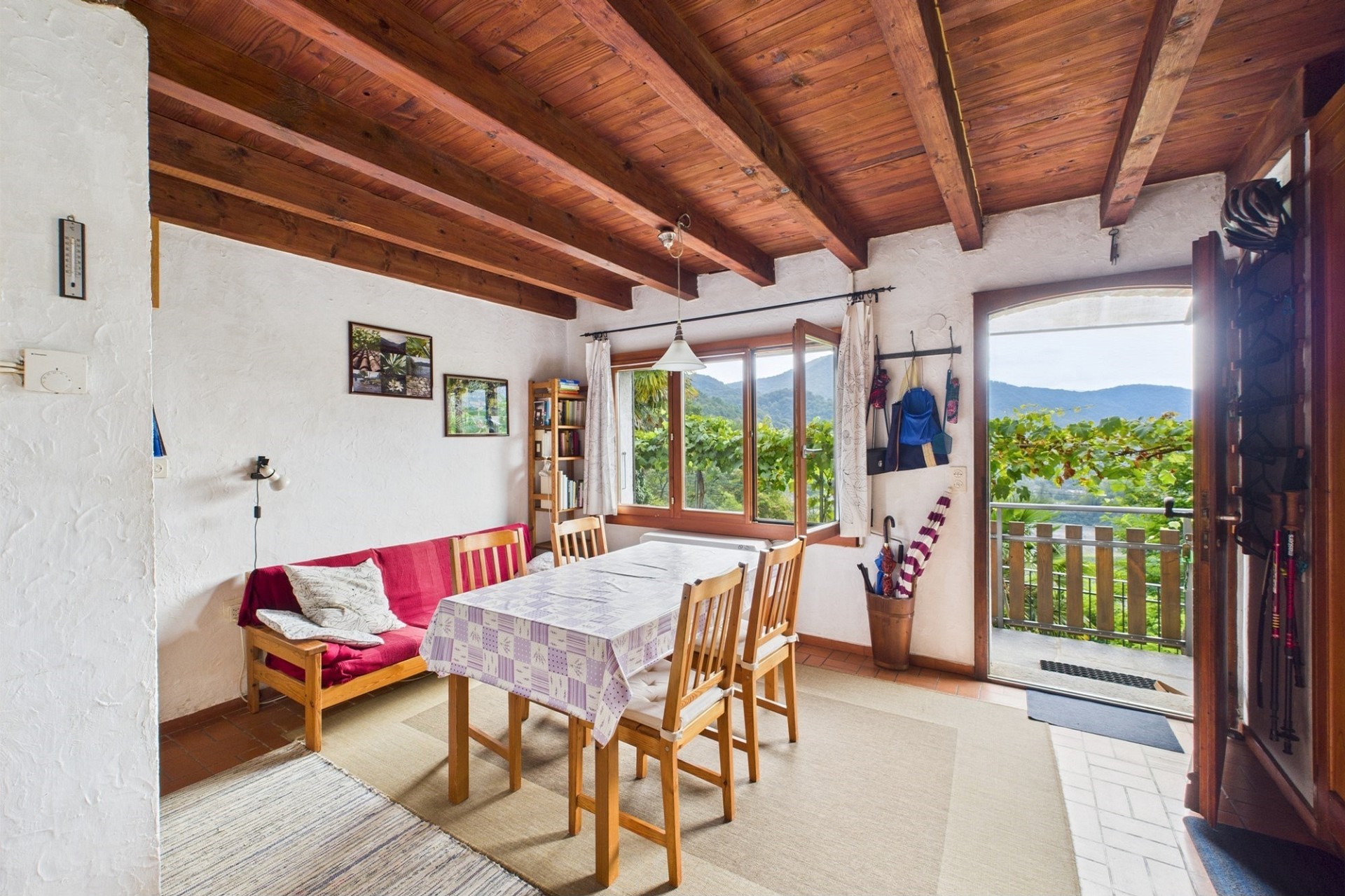 Esszimmer mit Bergblick und Holzbalkendecke