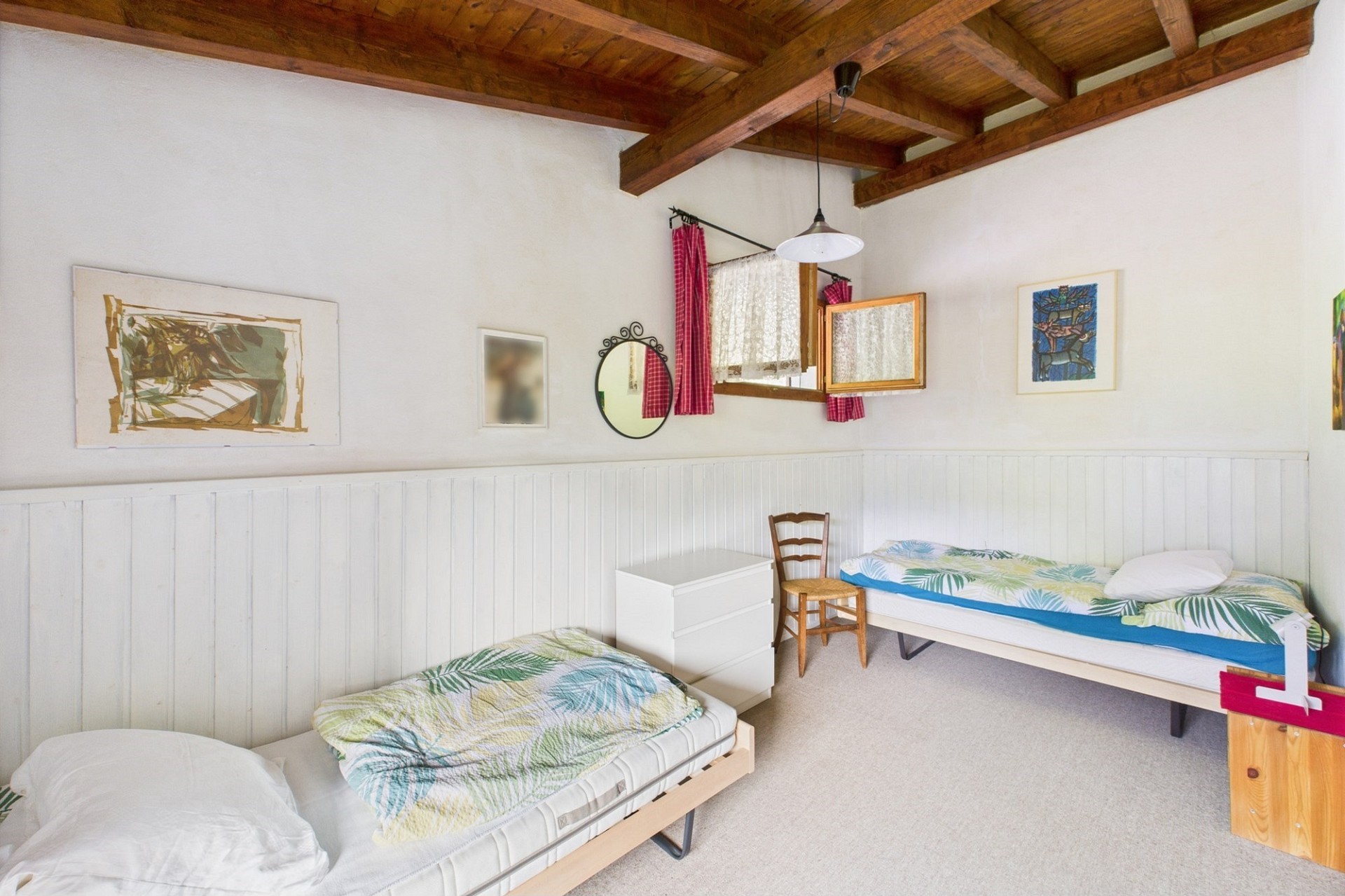 Helles Schlafzimmer mit Holzbalkendecke
