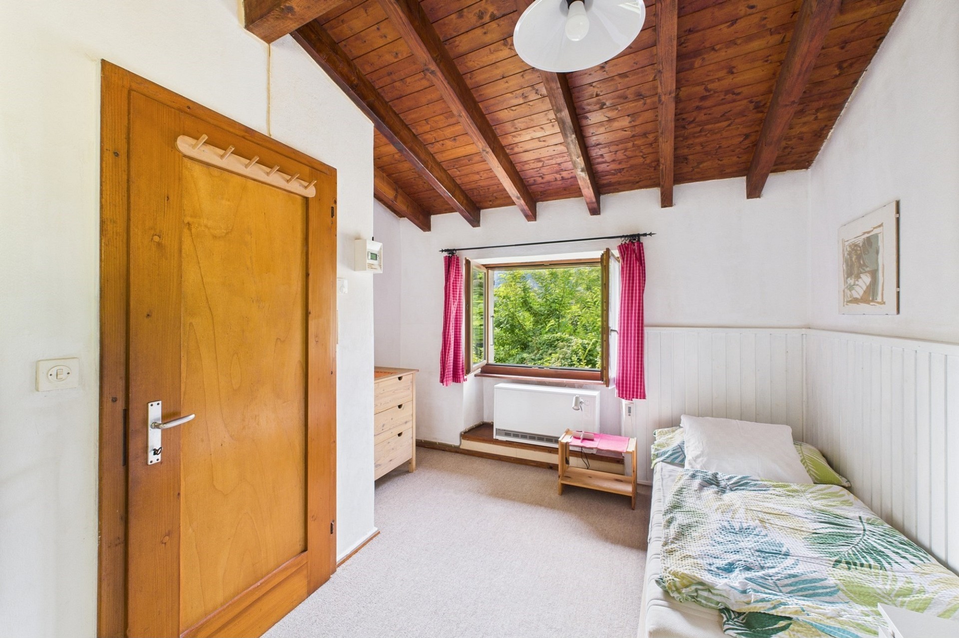 Gemütliches Schlafzimmer mit Holzdecke