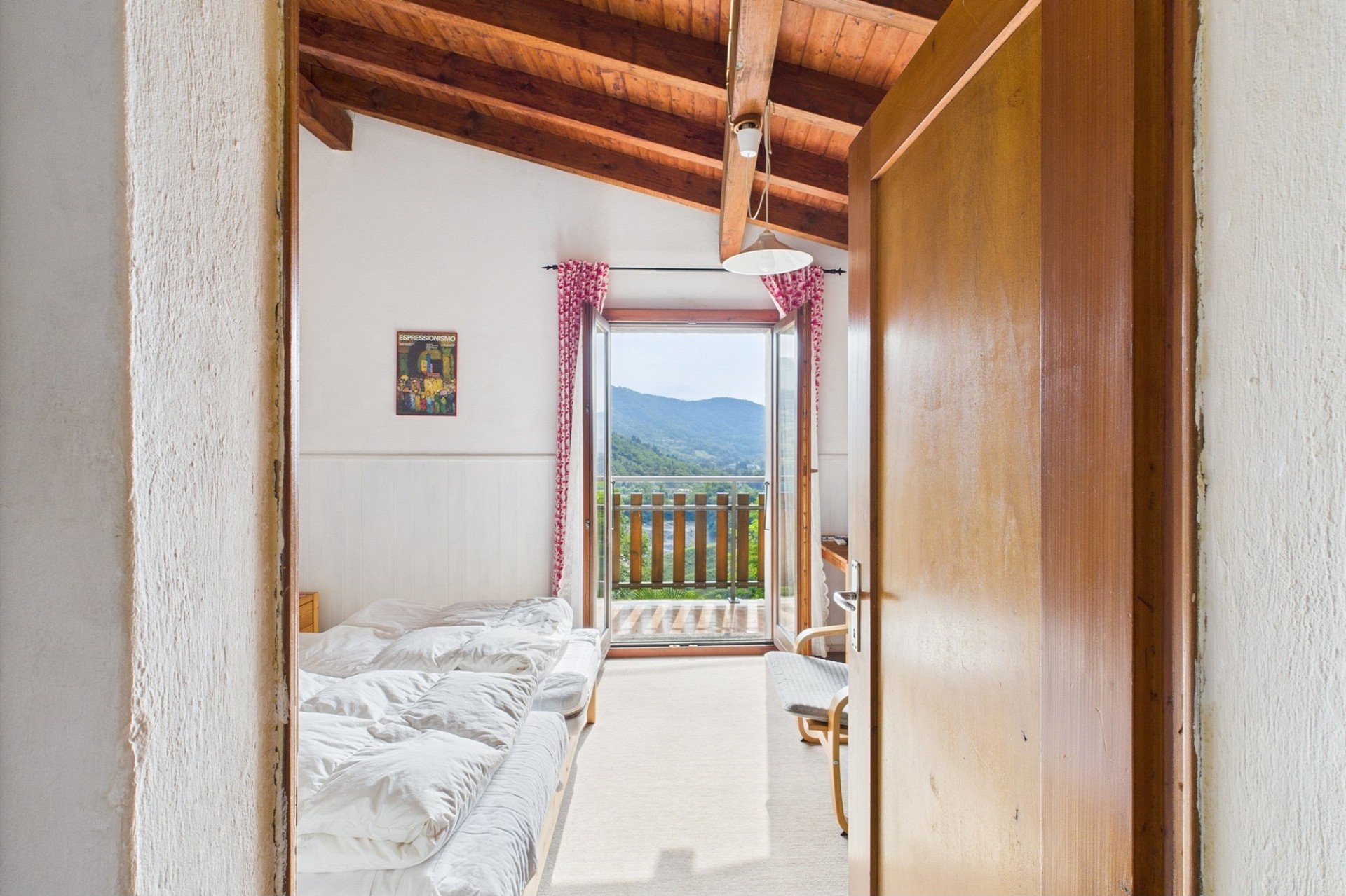 Helles Schlafzimmer mit Balkonblick