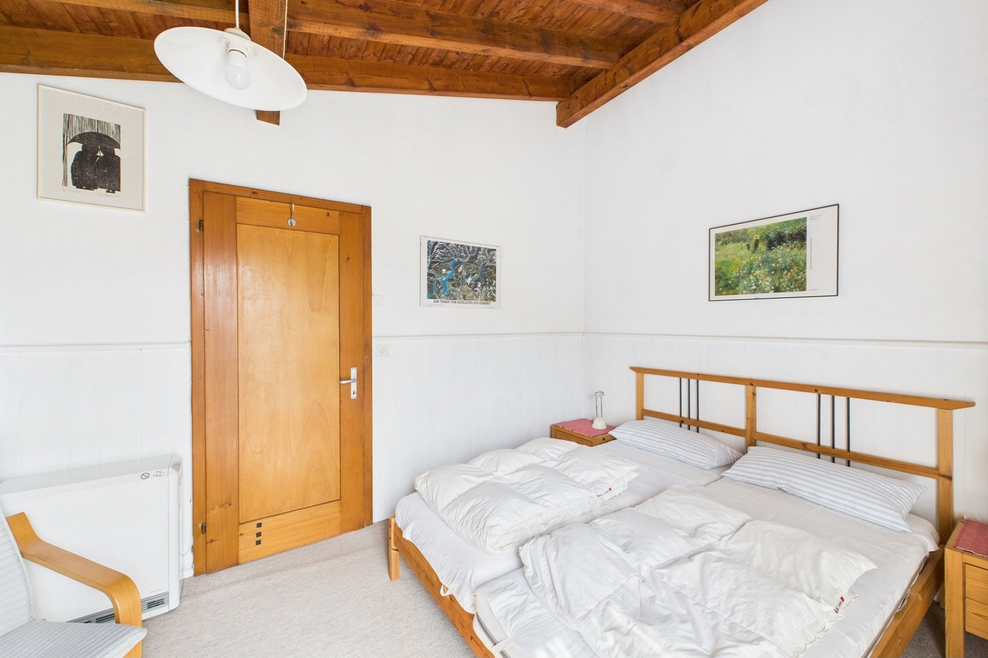 Helles Schlafzimmer mit Holzbalkendecke