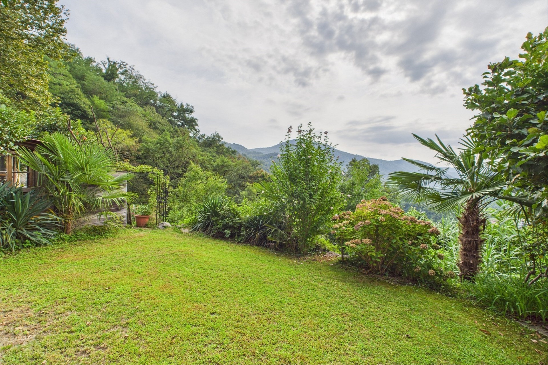 Garten mit Bergblick