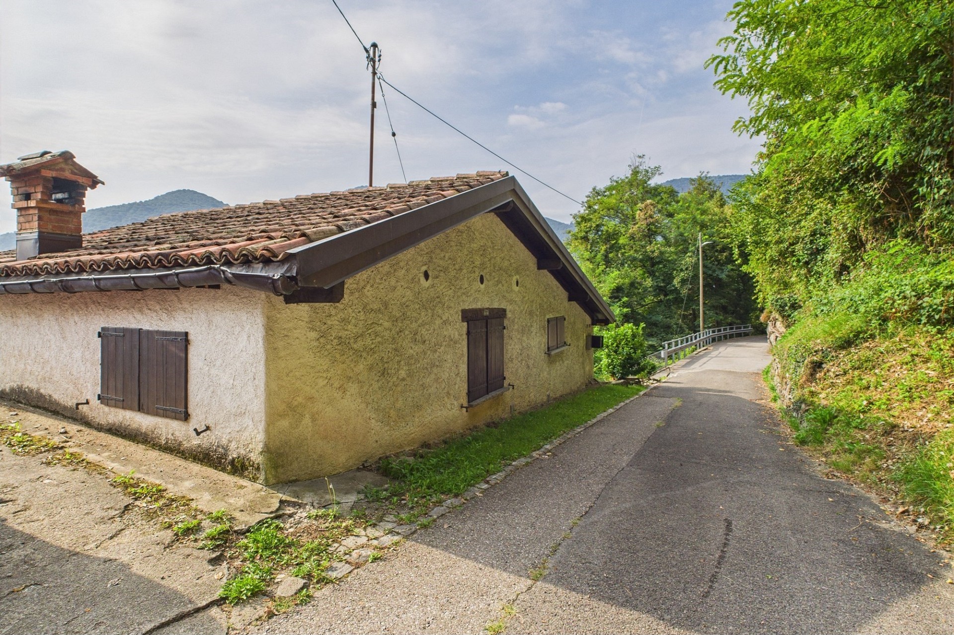 Ländliches Haus an einer schmalen Bergstraße