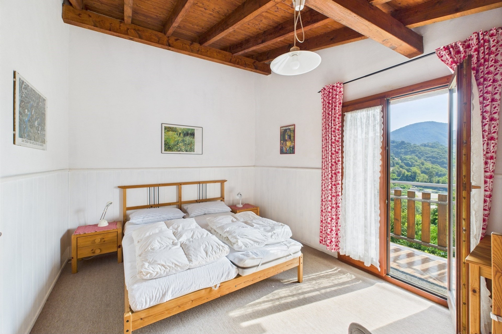 Helles Schlafzimmer mit Balkon und Bergblick