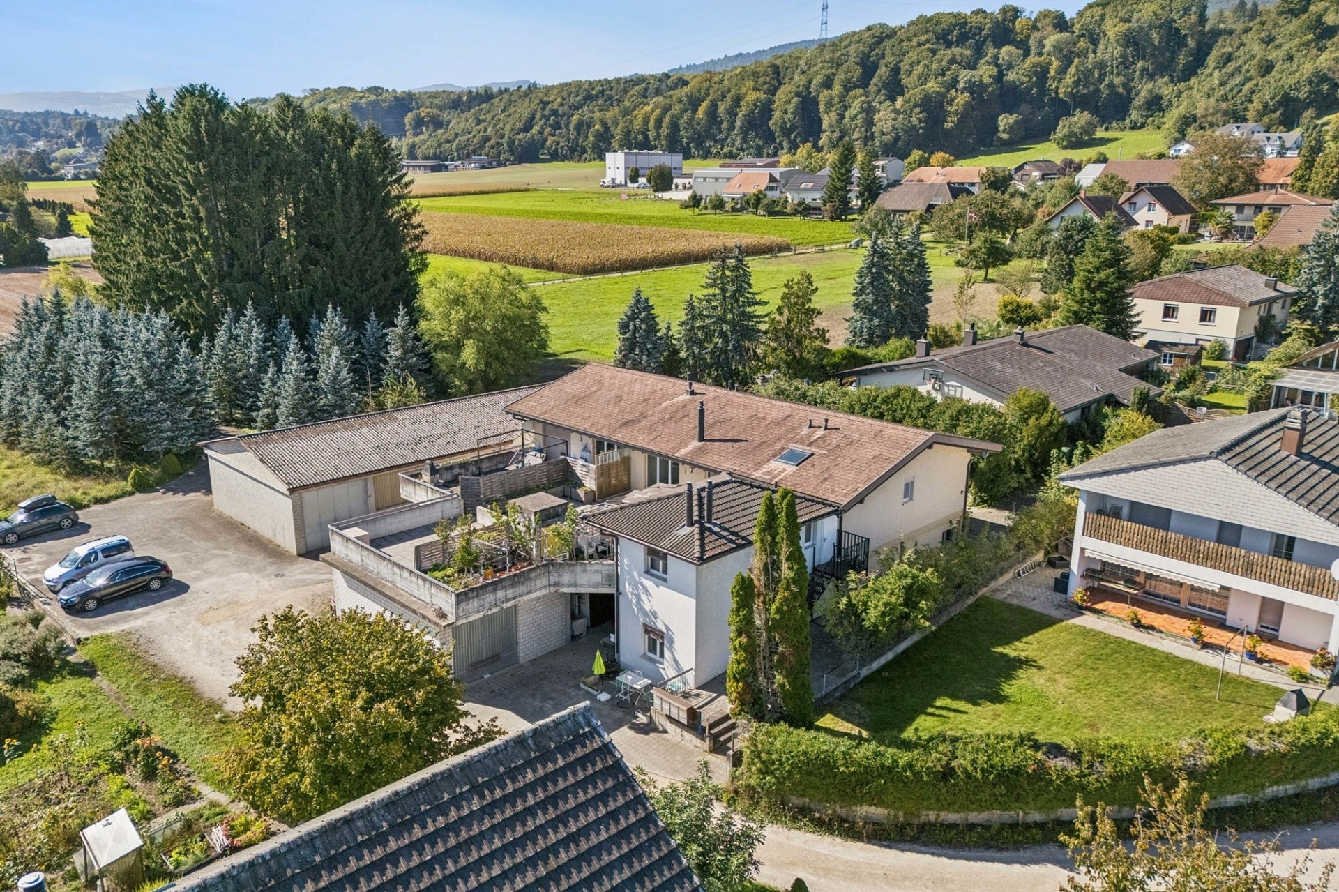 Ländliches Wohngebiet mit Häusern und Gärten