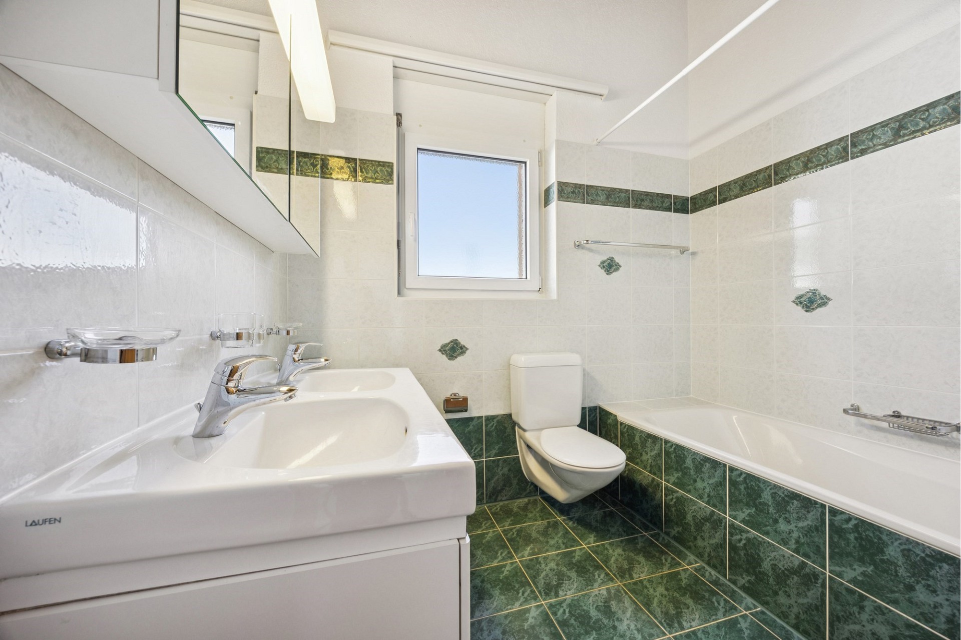 Kleines Badezimmer mit Wanne und Fenster