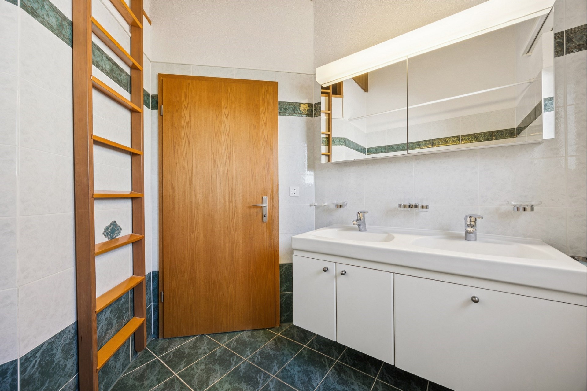 Modernes Badezimmer mit Doppelwaschtisch