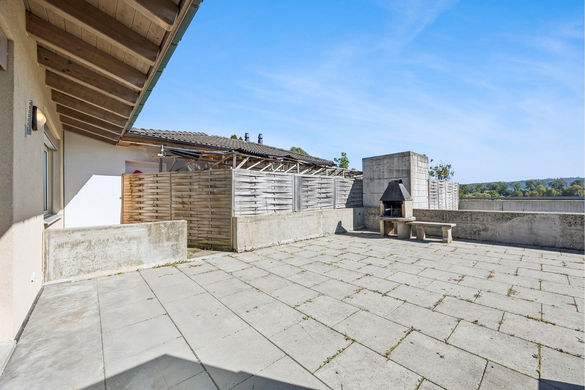 Große Dachterrasse mit Grillplatz