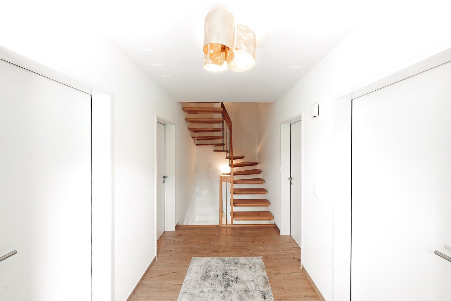 Heller Flur mit Treppe