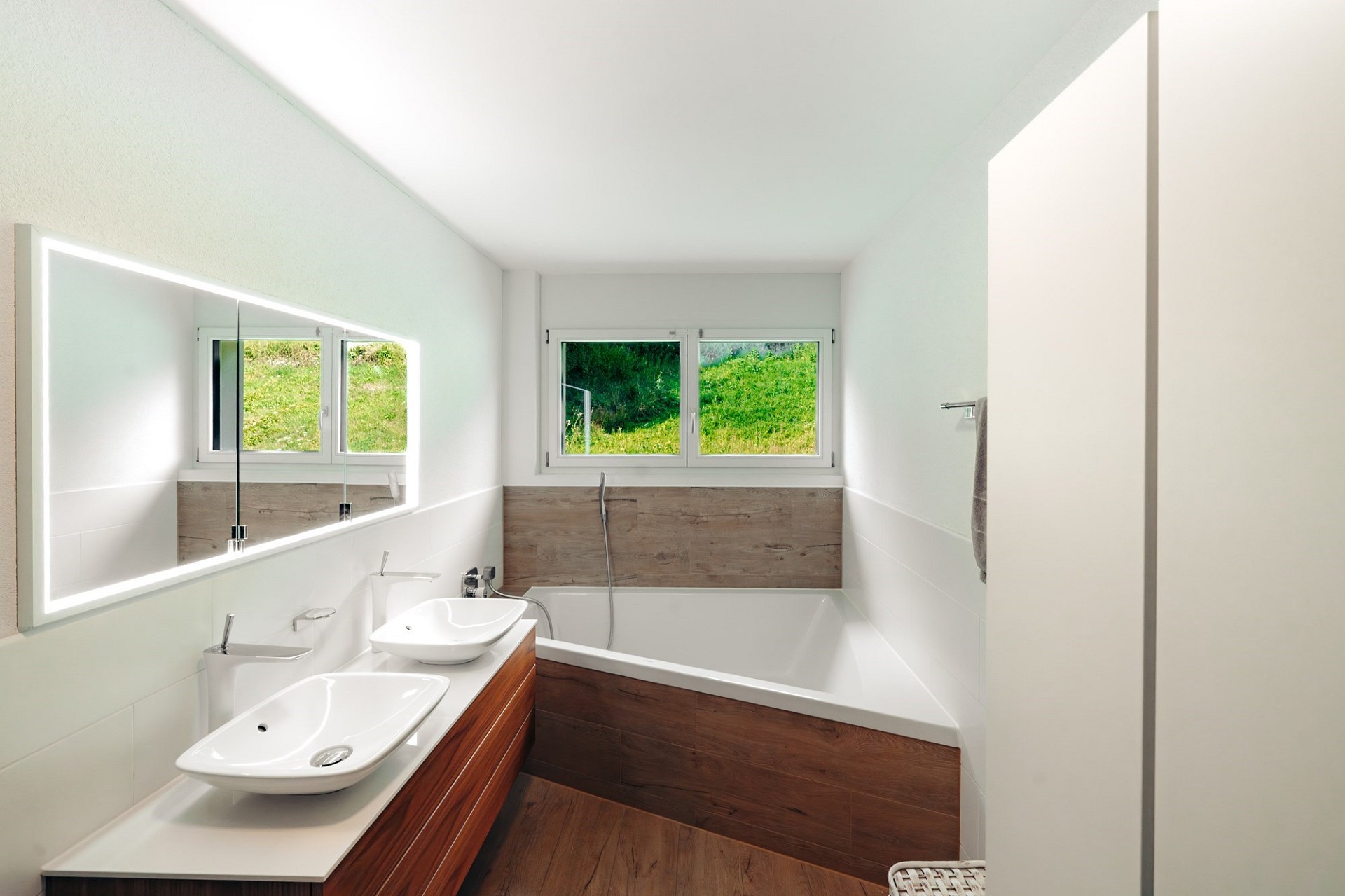 Modernes Badezimmer mit Badewanne und Doppelwaschtisch