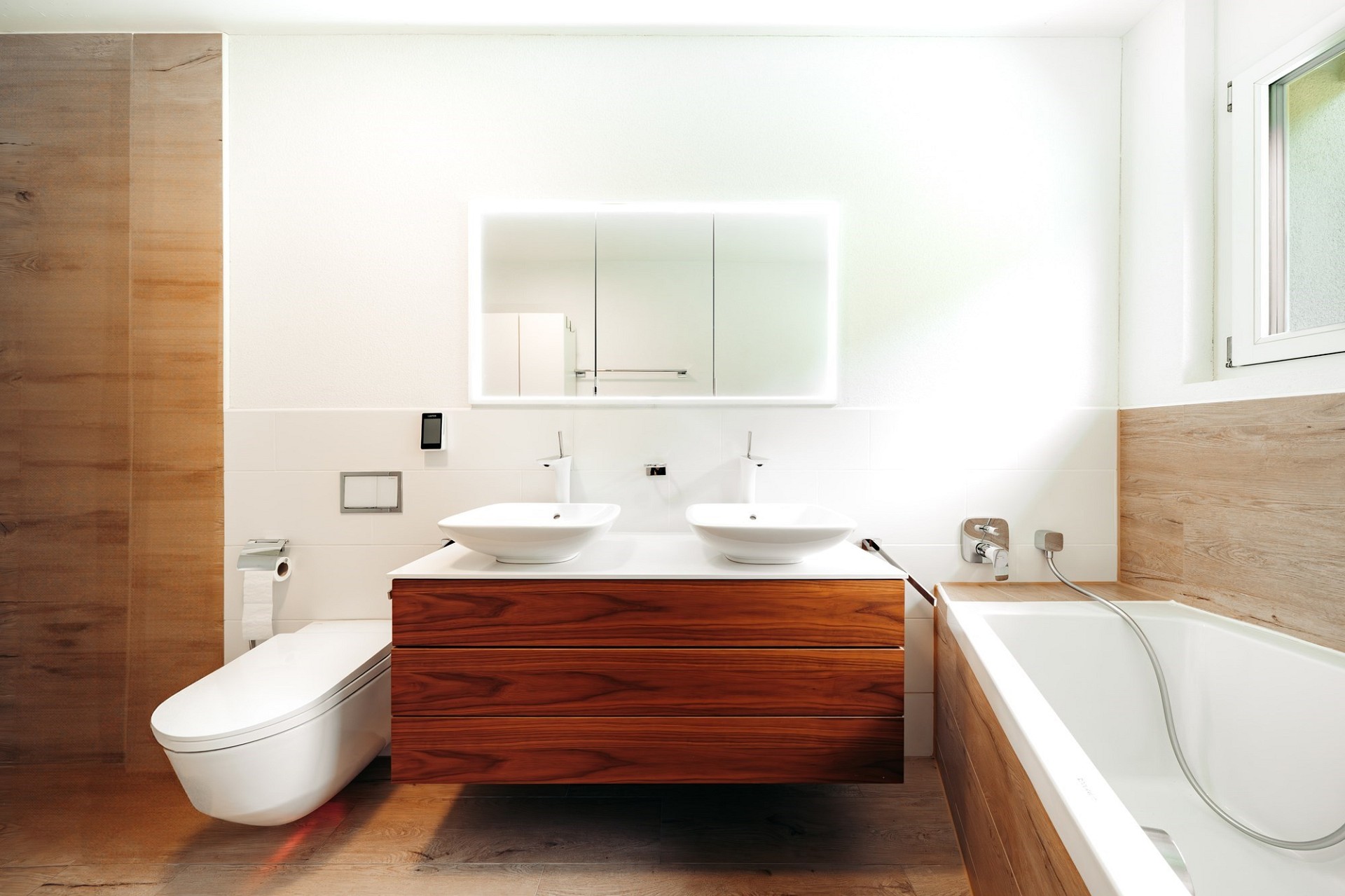 Modernes Badezimmer mit Doppelwaschtisch
