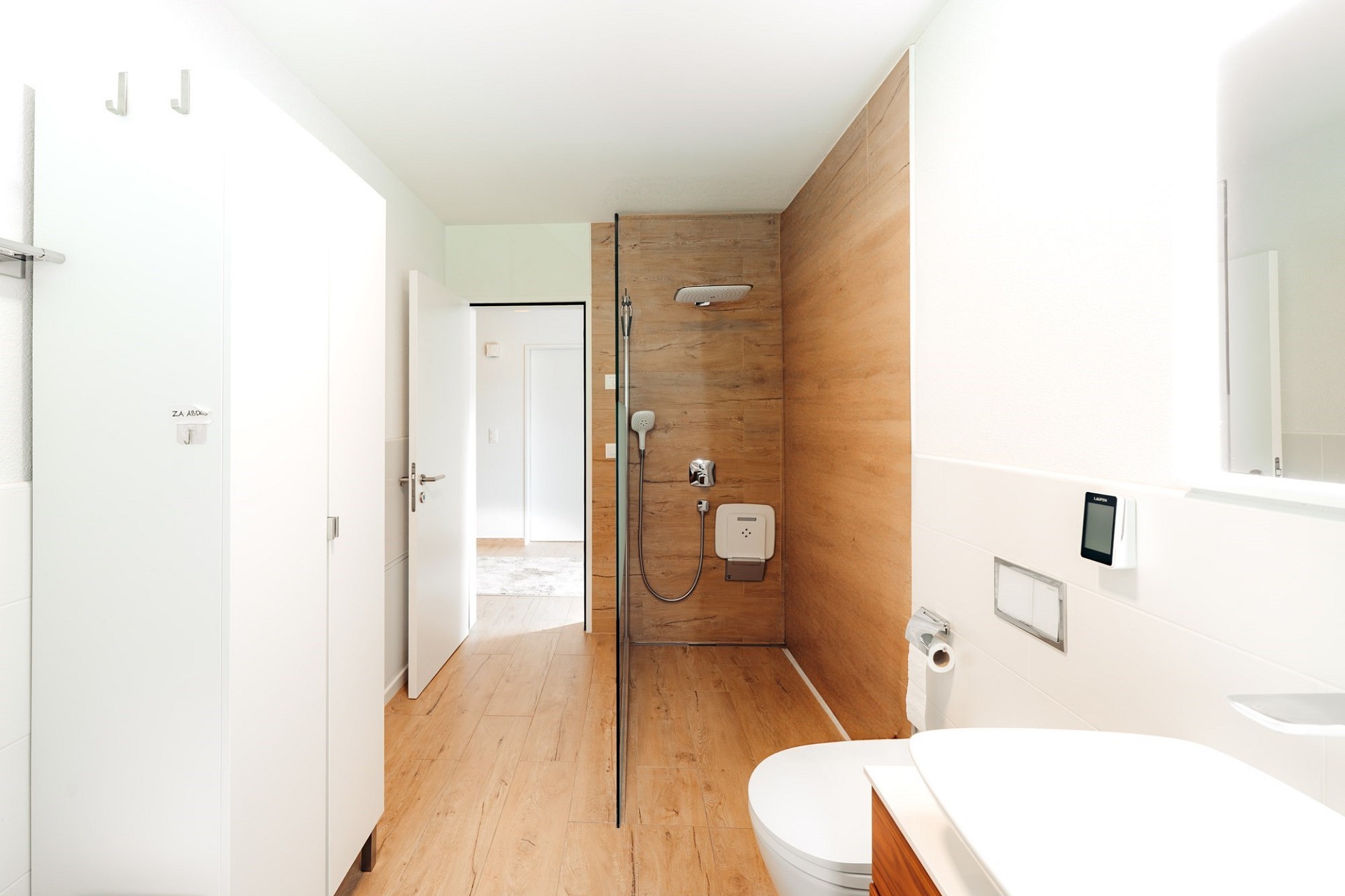 Modernes Badezimmer mit Holzoptik-Dusche