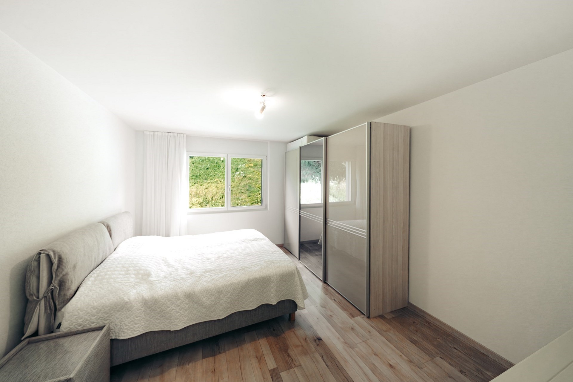Helles Schlafzimmer mit Schrankwand