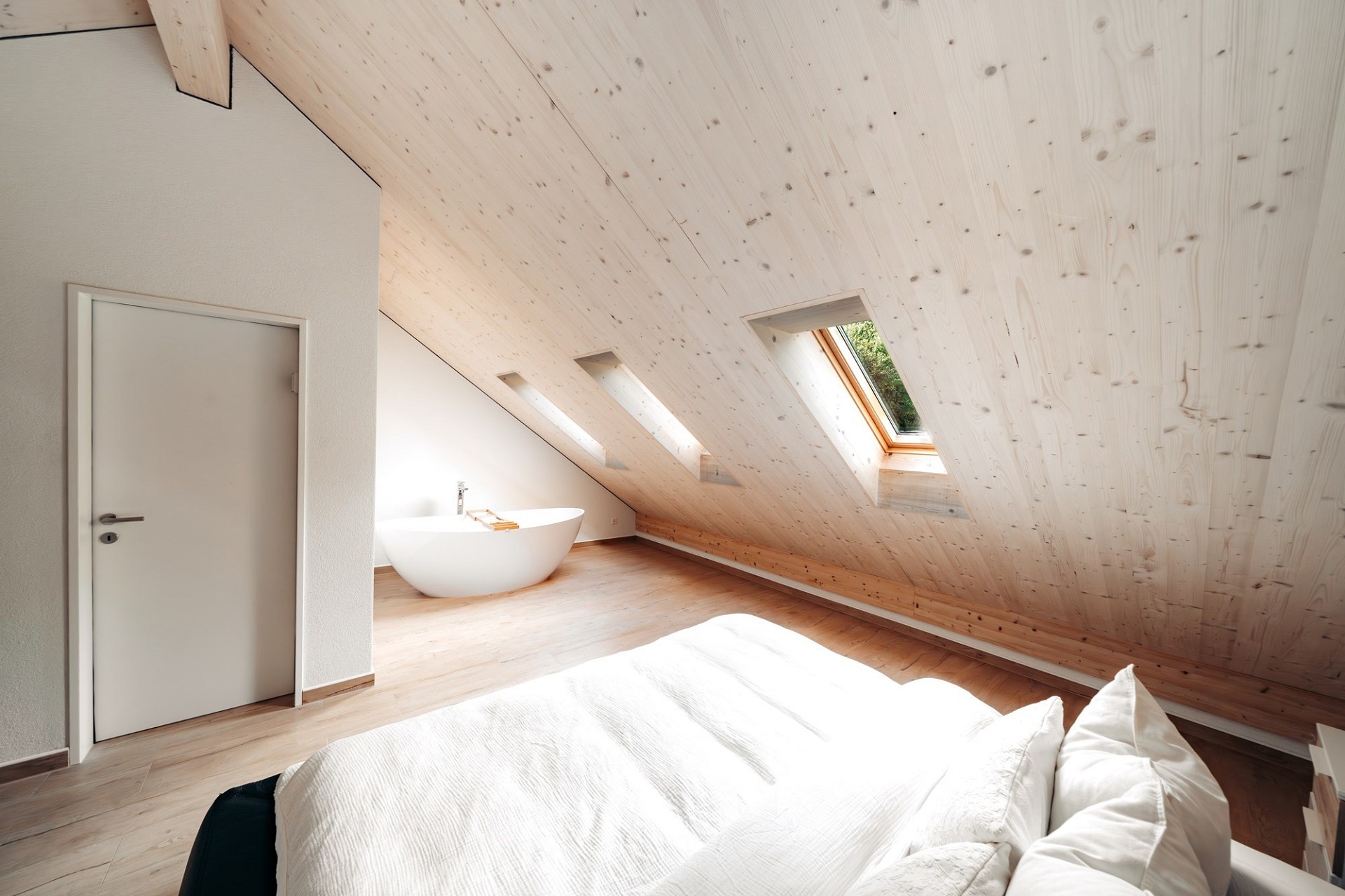 Dachgeschoss-Schlafzimmer mit Badewanne