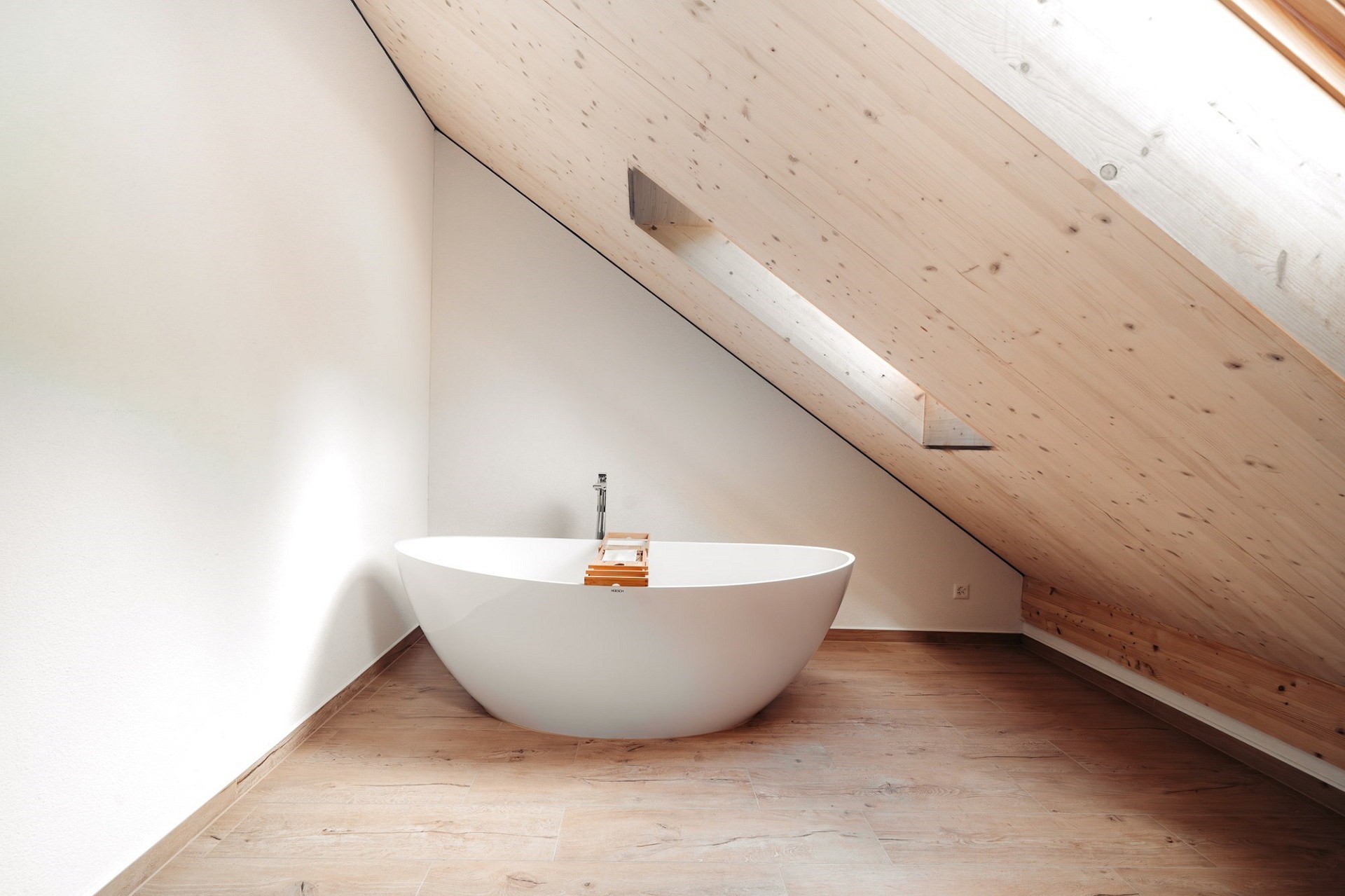 Dachbad mit freistehender Wanne
