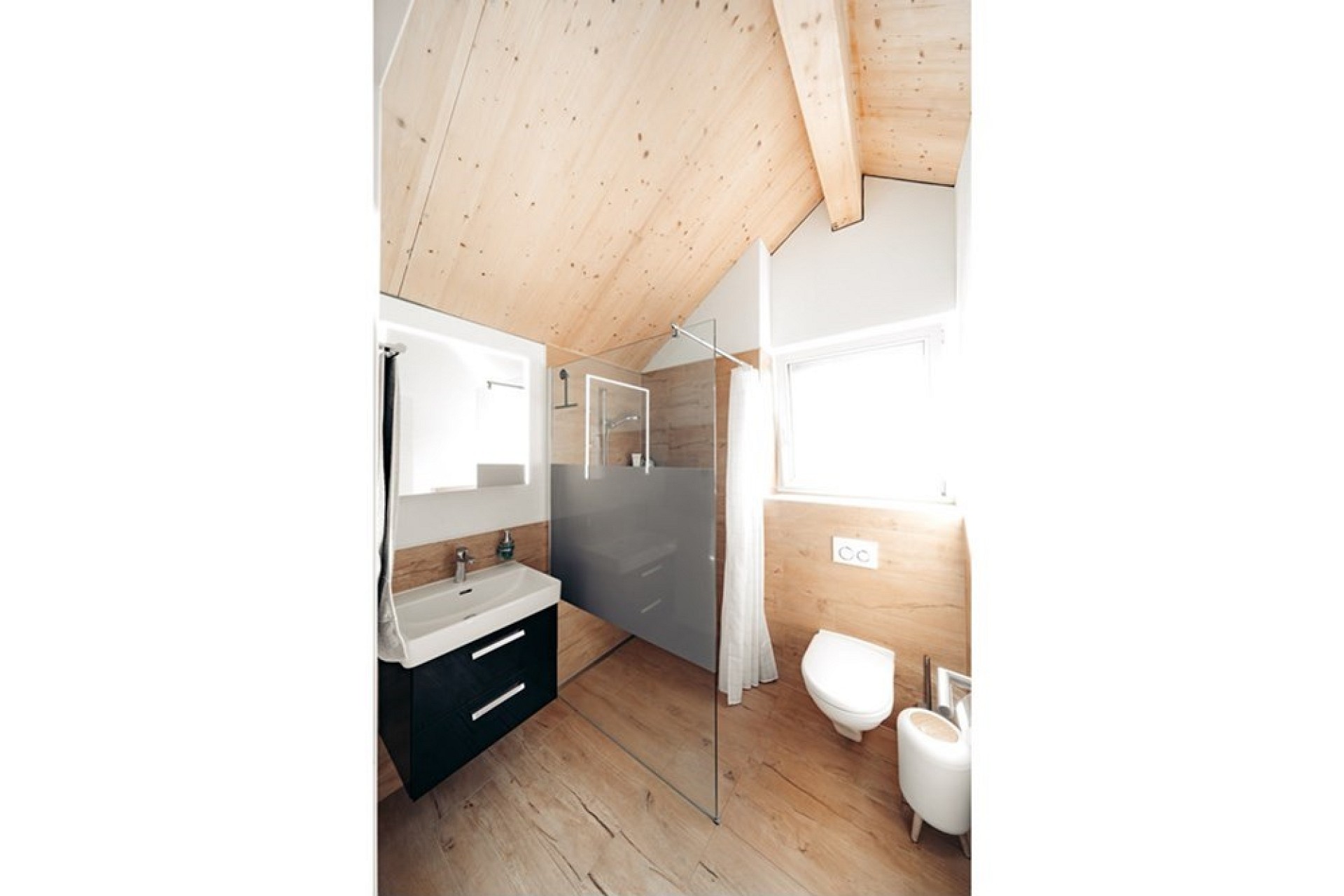 Modernes Badezimmer mit Dachschräge