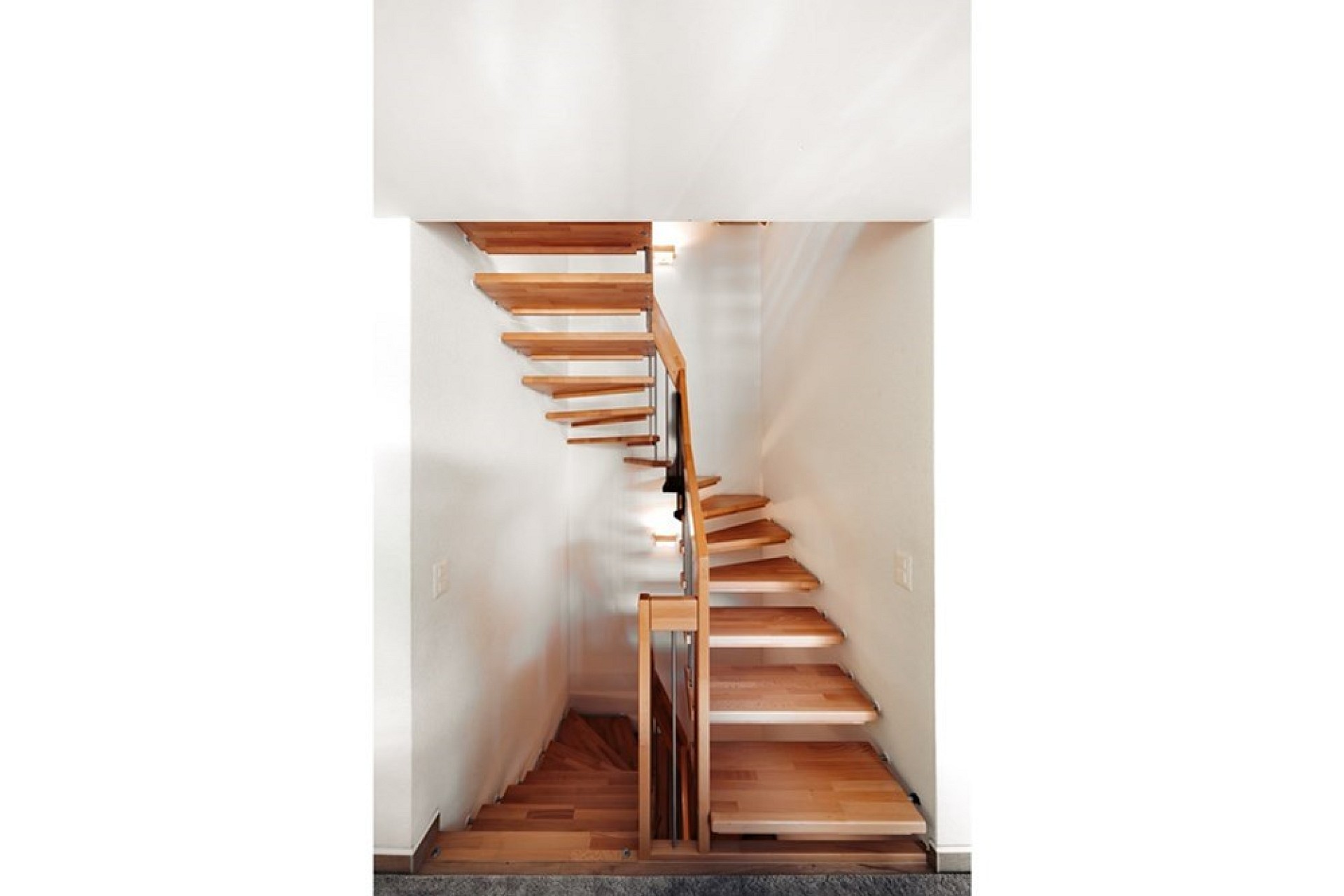 Moderne Treppe mit Holzstufen