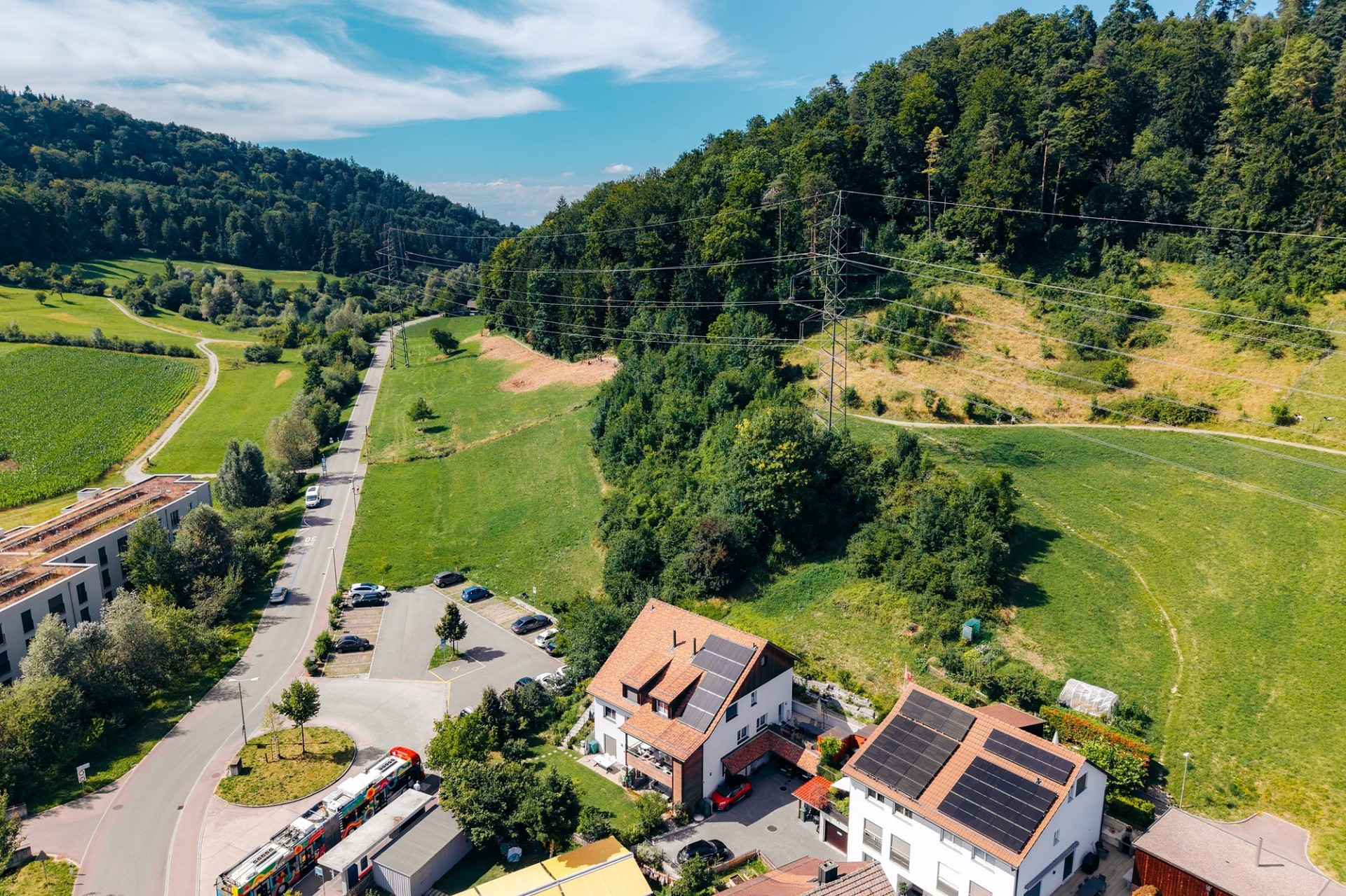 Luftaufnahme eines ländlichen Wohngebiets am Waldrand