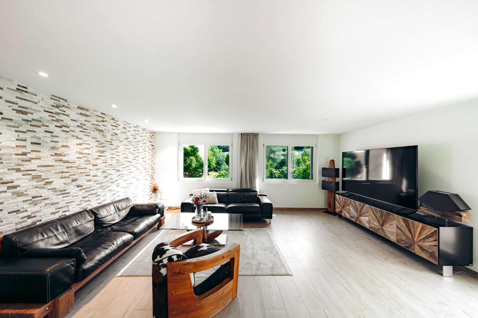 Modernes Wohnzimmer mit großer Fensterfront