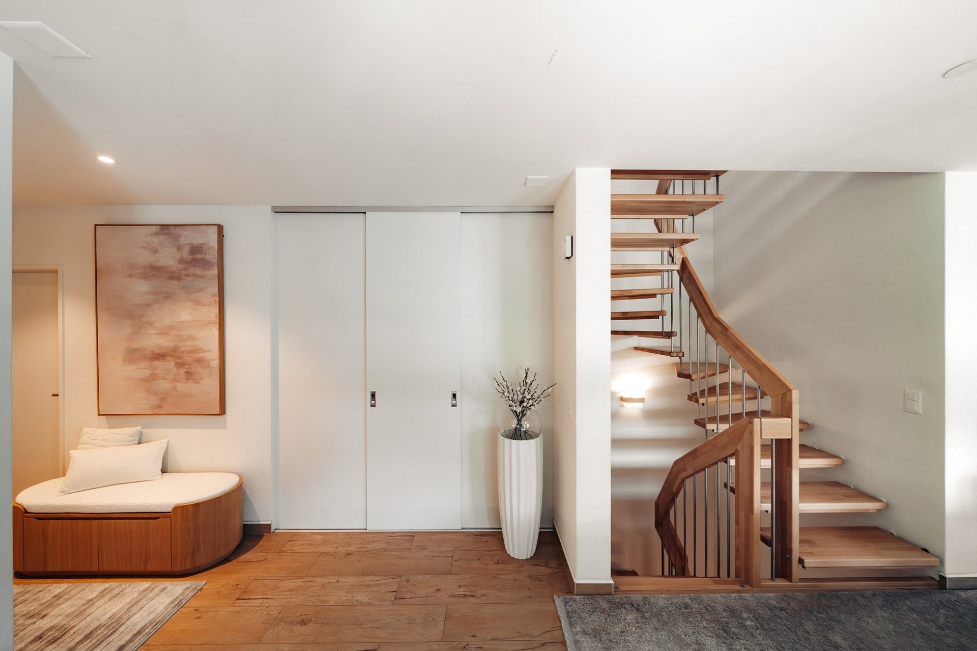 Moderner Eingangsbereich mit Treppe und Sitzbank