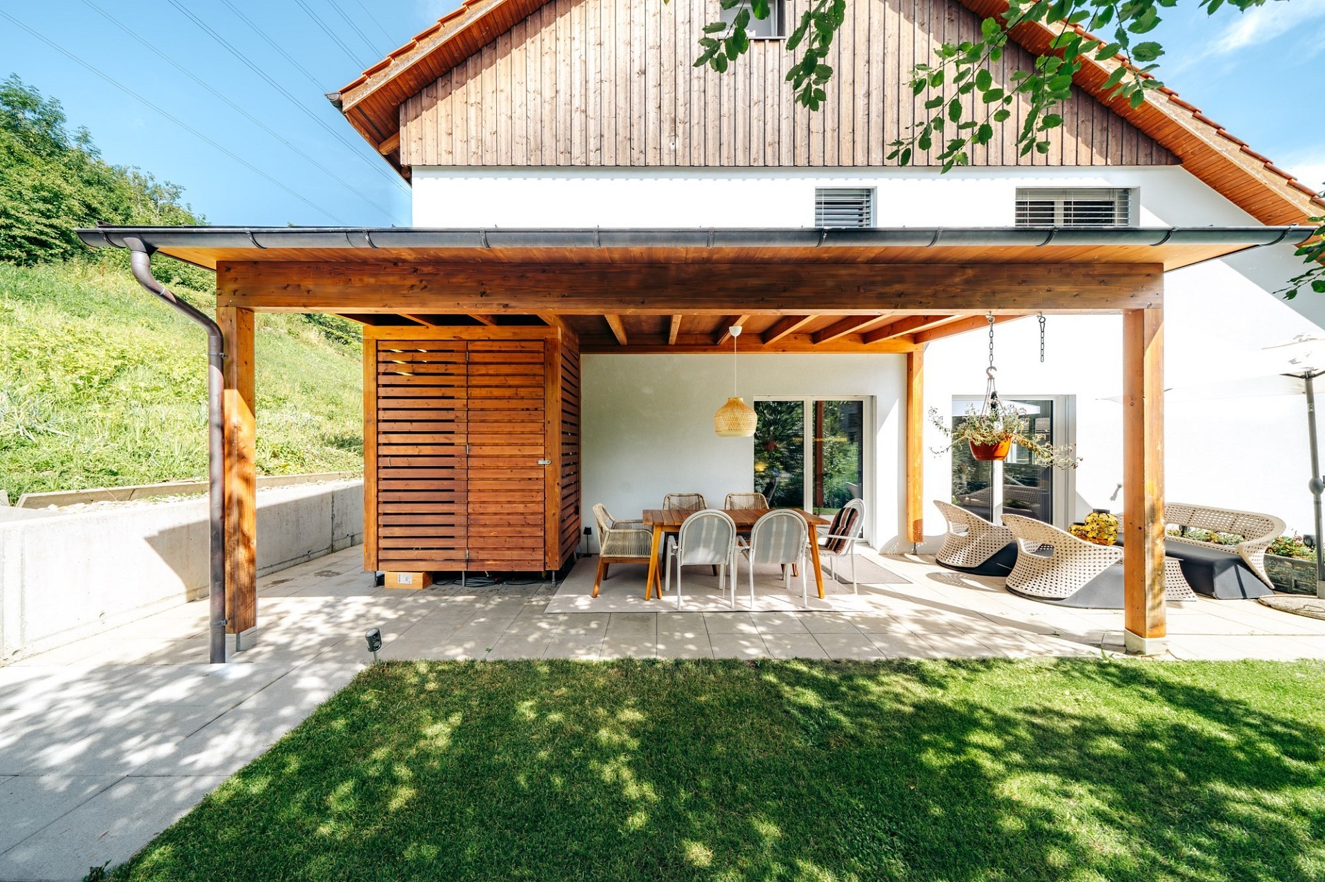 Überdachte Terrasse mit Holzpergola